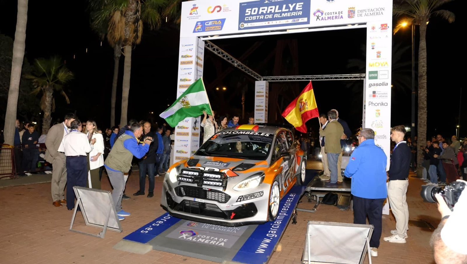 El granadino Pedro David Pérez, líder del Campeonato de Andalucía de Rallyes de Asfalto, toma la salida de la prueba.