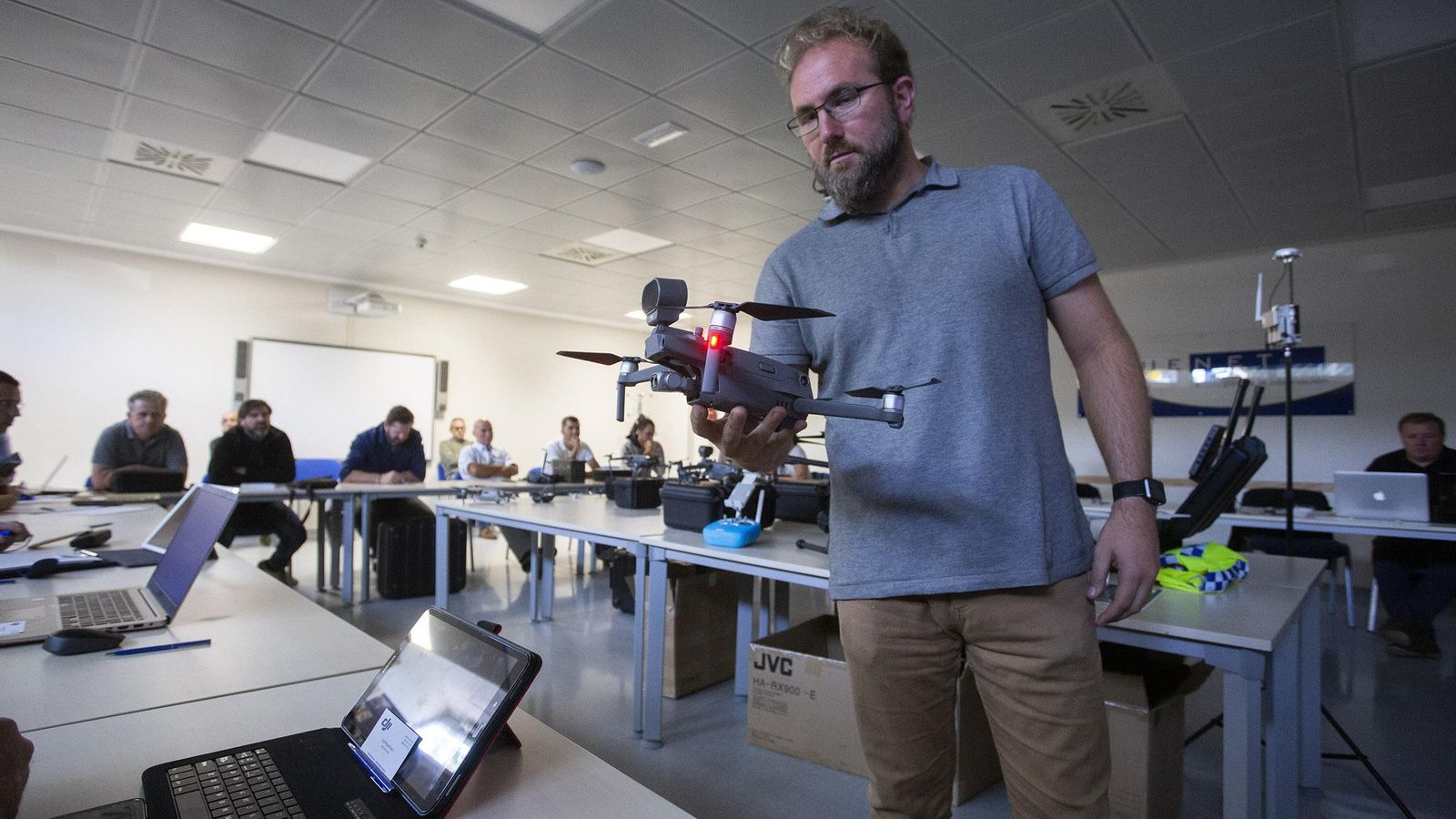 Jesús Lima, policía local de Isla Cristina, con un dron en las manos.