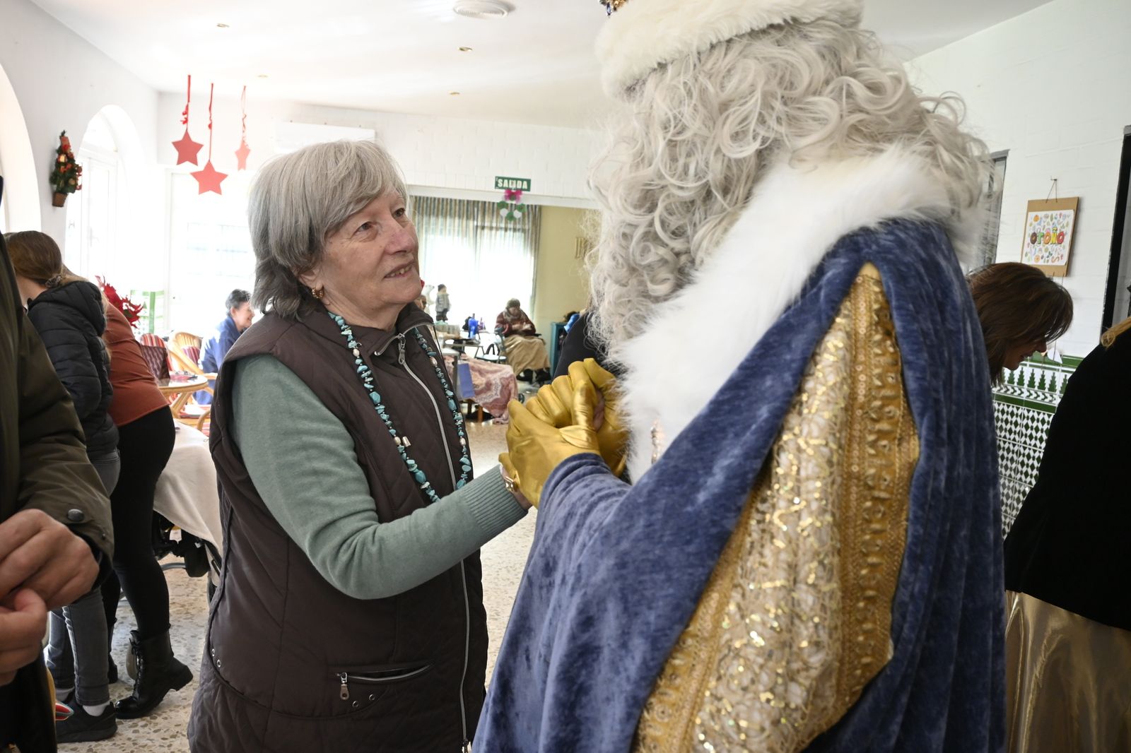 Visita de los Reyes Magos a los ancianos de los asilos de Huelva, en imágenes