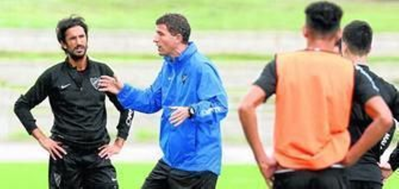 Javi Gracia da instrucciones a los miembros de su defensa ante Angeleri, con Weligton en primer plano de espalda.