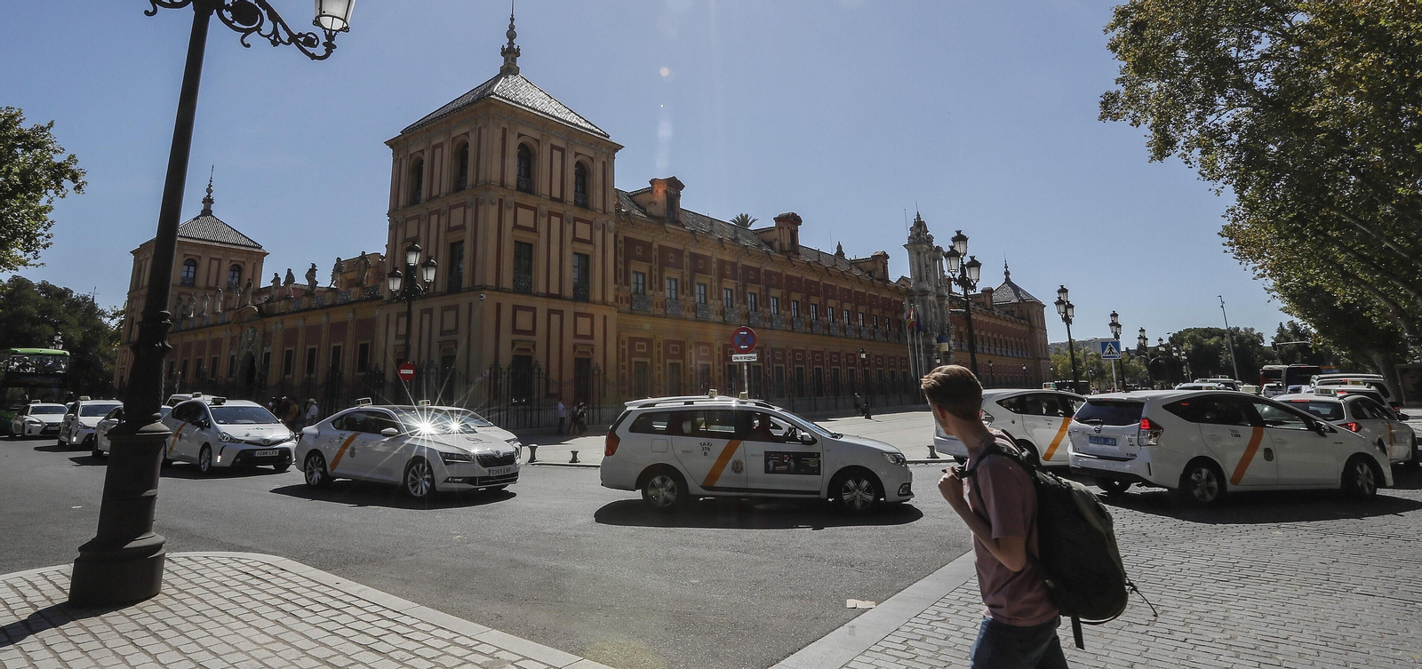 Los taxistas de Sevilla defienden la subida de tarifas por los precios del combustible y del seguro