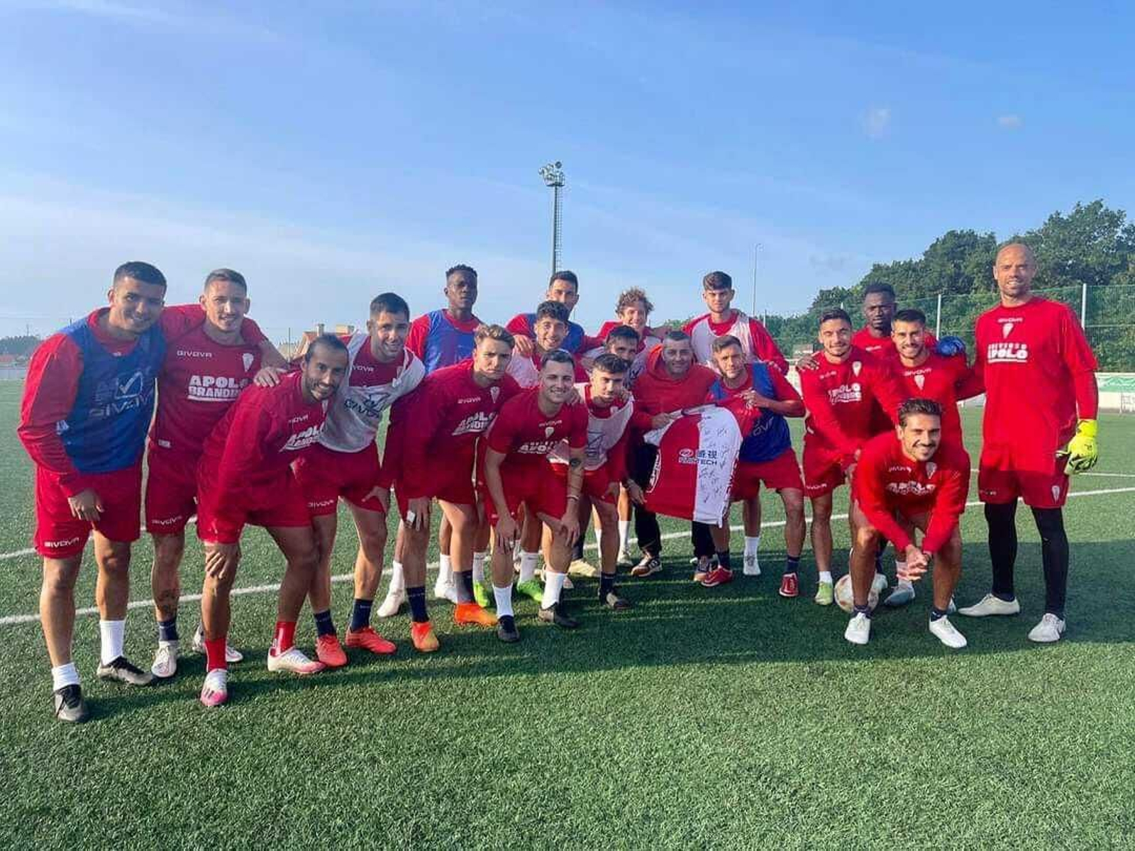 La expedición del Algeciras, tras entrenar esta tarde en Laracha (Coruña)