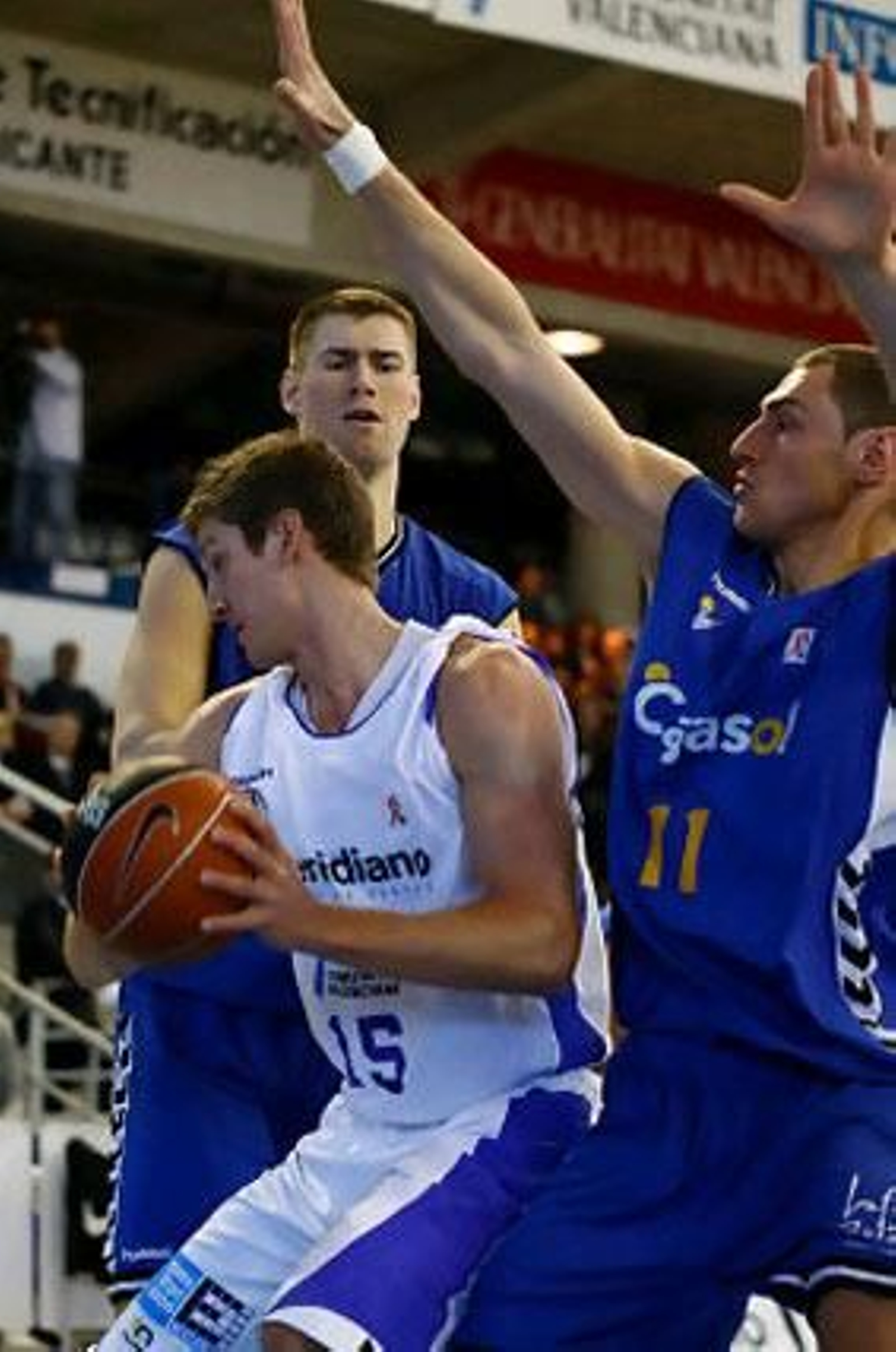 Justin Doellman presionado dentro de la zona.

Foto: Javier Bernal