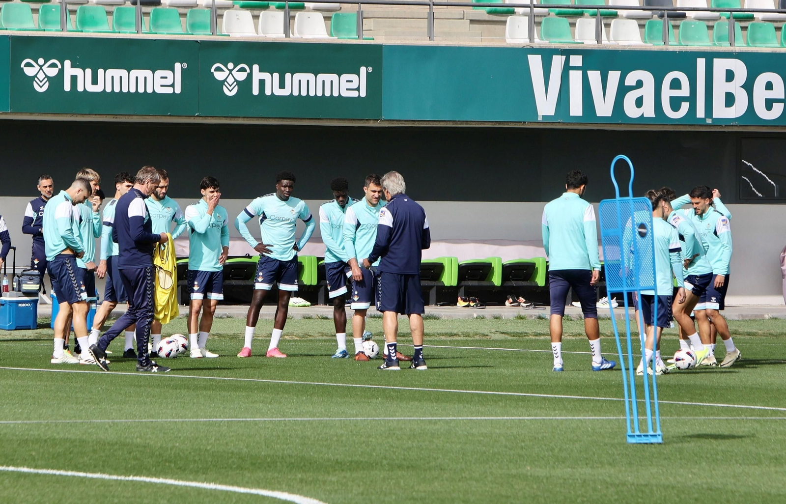Pellegrini dialoga con sus jugadores en un entrenamiento reciente.