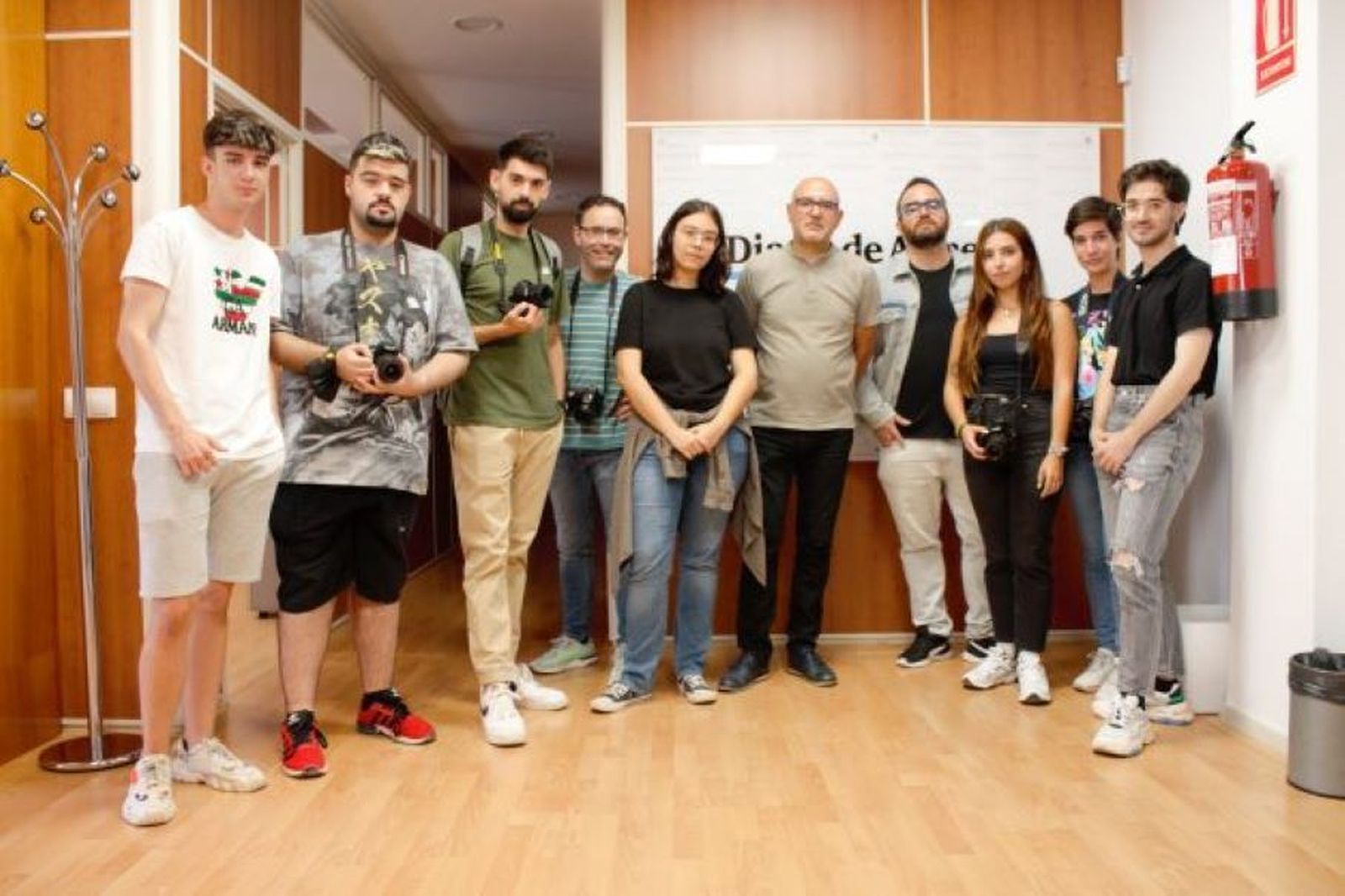 Antonio Lao y Raúl Enrique Navarro con los alumnos en Diario de Almería.