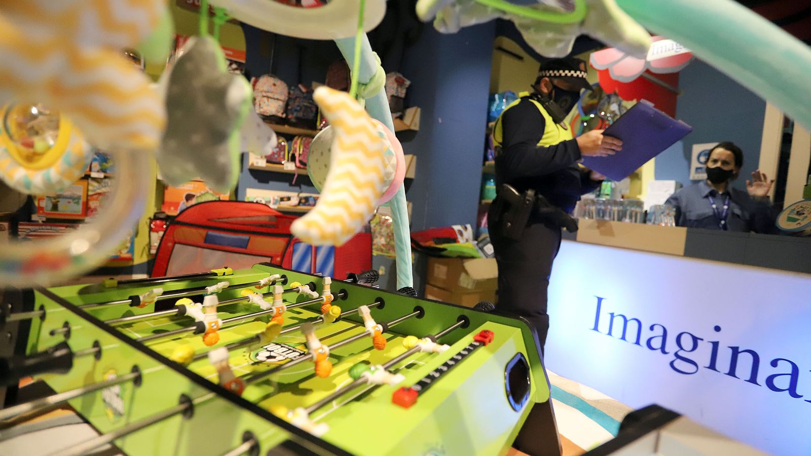 El mando ofrece información de interés a la propietaria de la juguetería Imaginarium, en la calle Berdigón.