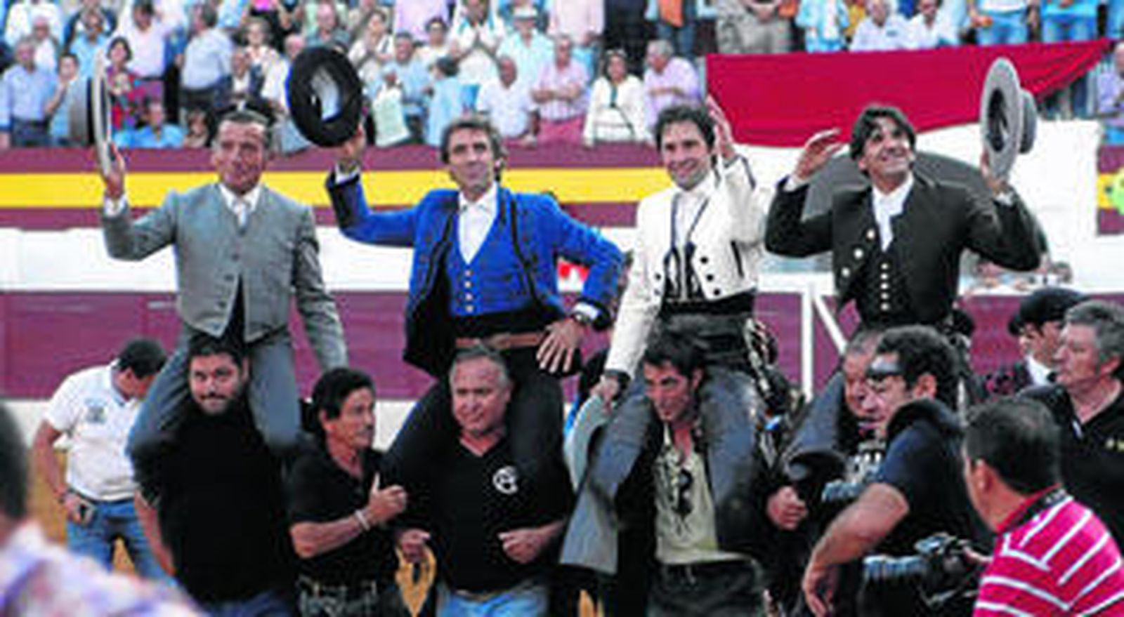 Andrés Romero, a hombros junto el mayoral de Bohórquez, Pablo Hermoso y Diego Ventura.