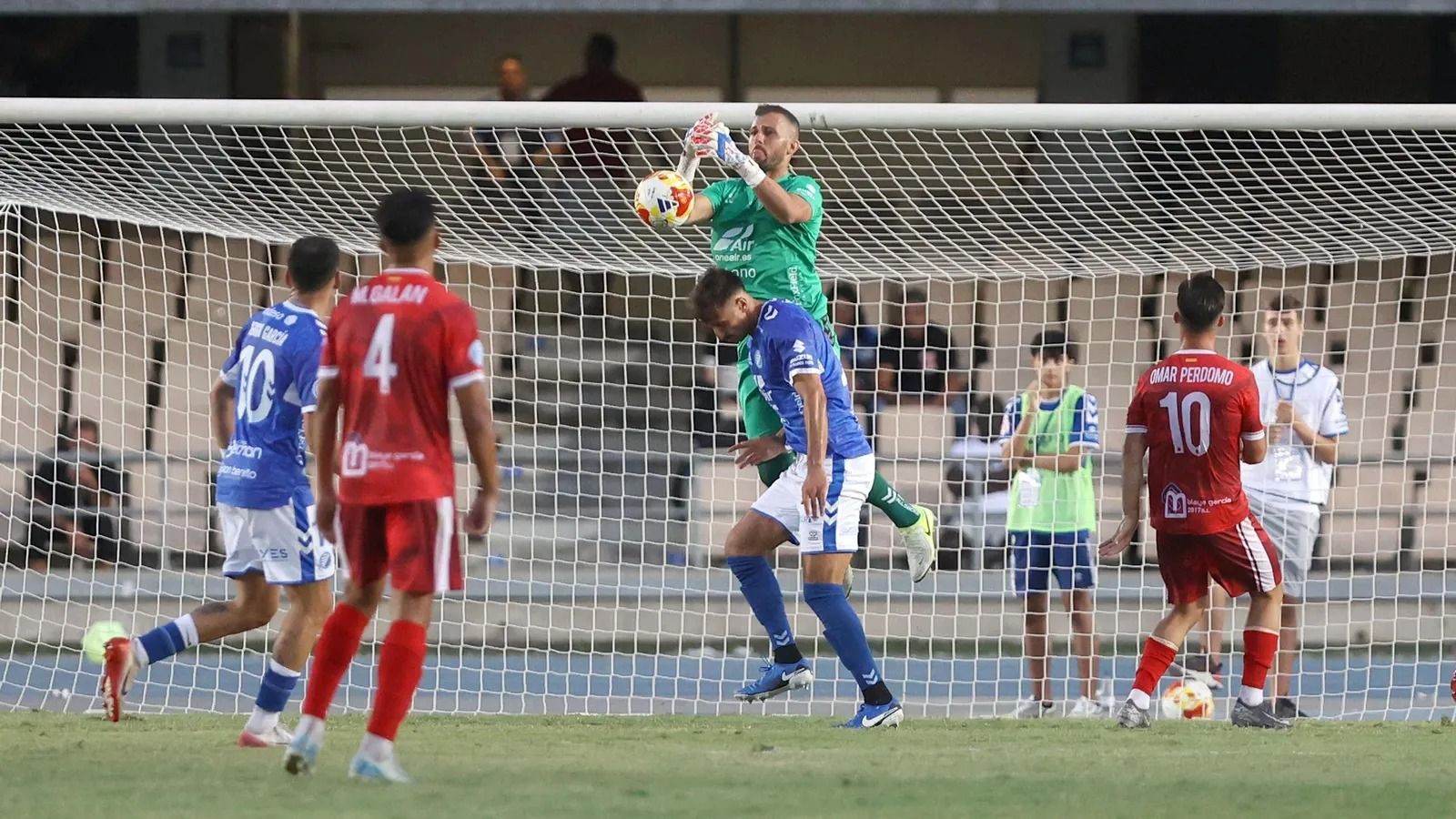 Perales no atrapa el balón en el tanto que le costó el 1-2 al XDFC contra la Minera.