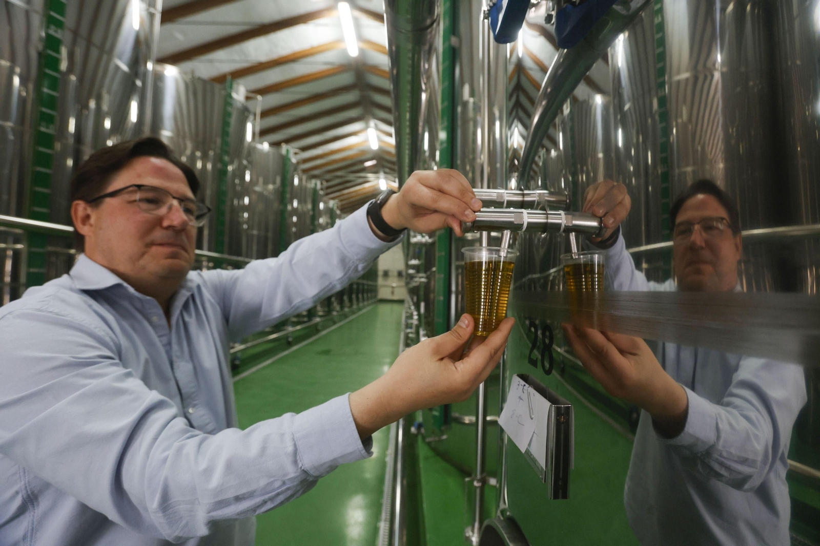 Jesús García Arévalo, director de Olipe, coge una muestra de aceite.