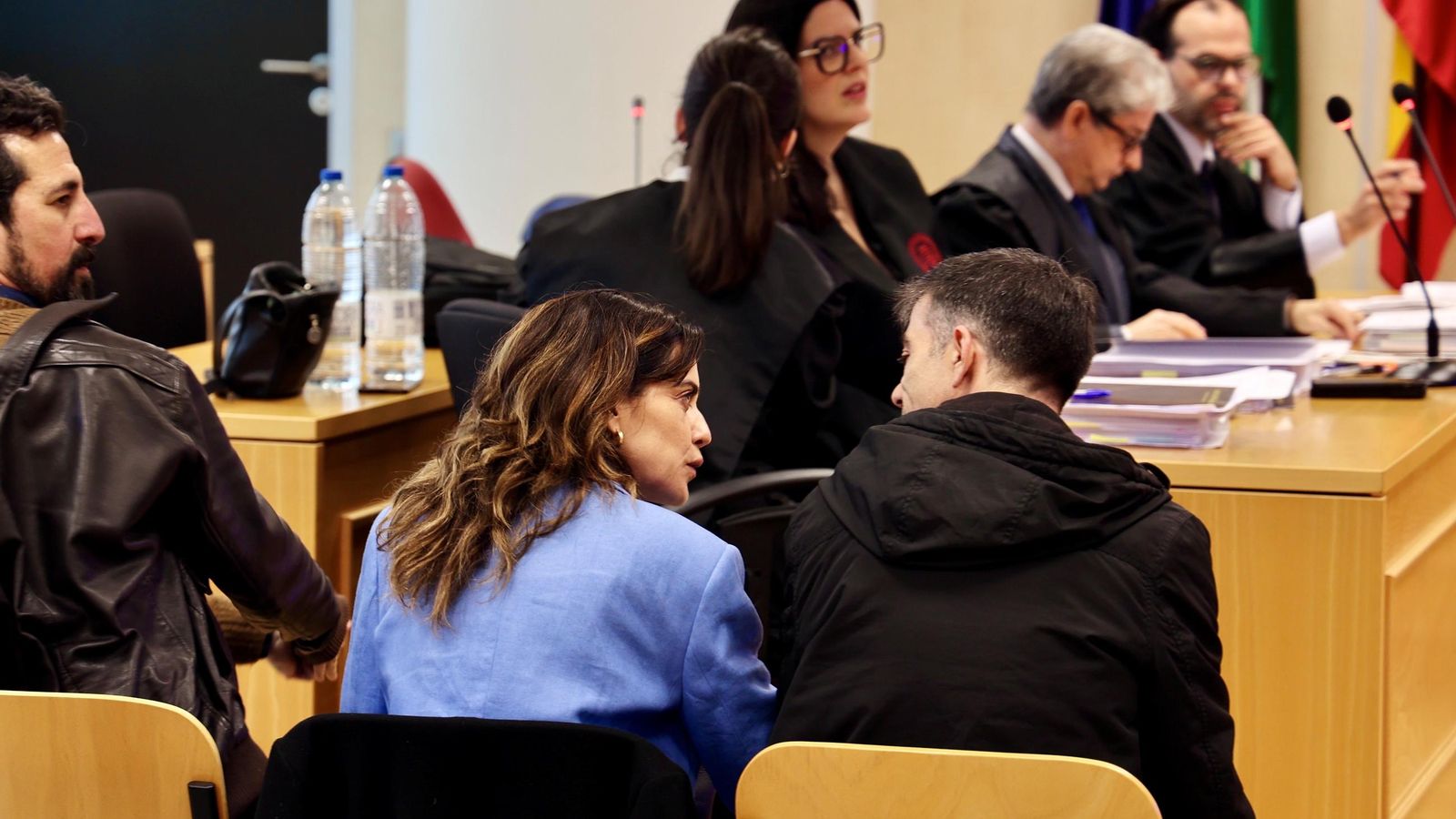 María León charla con otro de los protagonistas del caso en la sala donde se celebró el juicio.