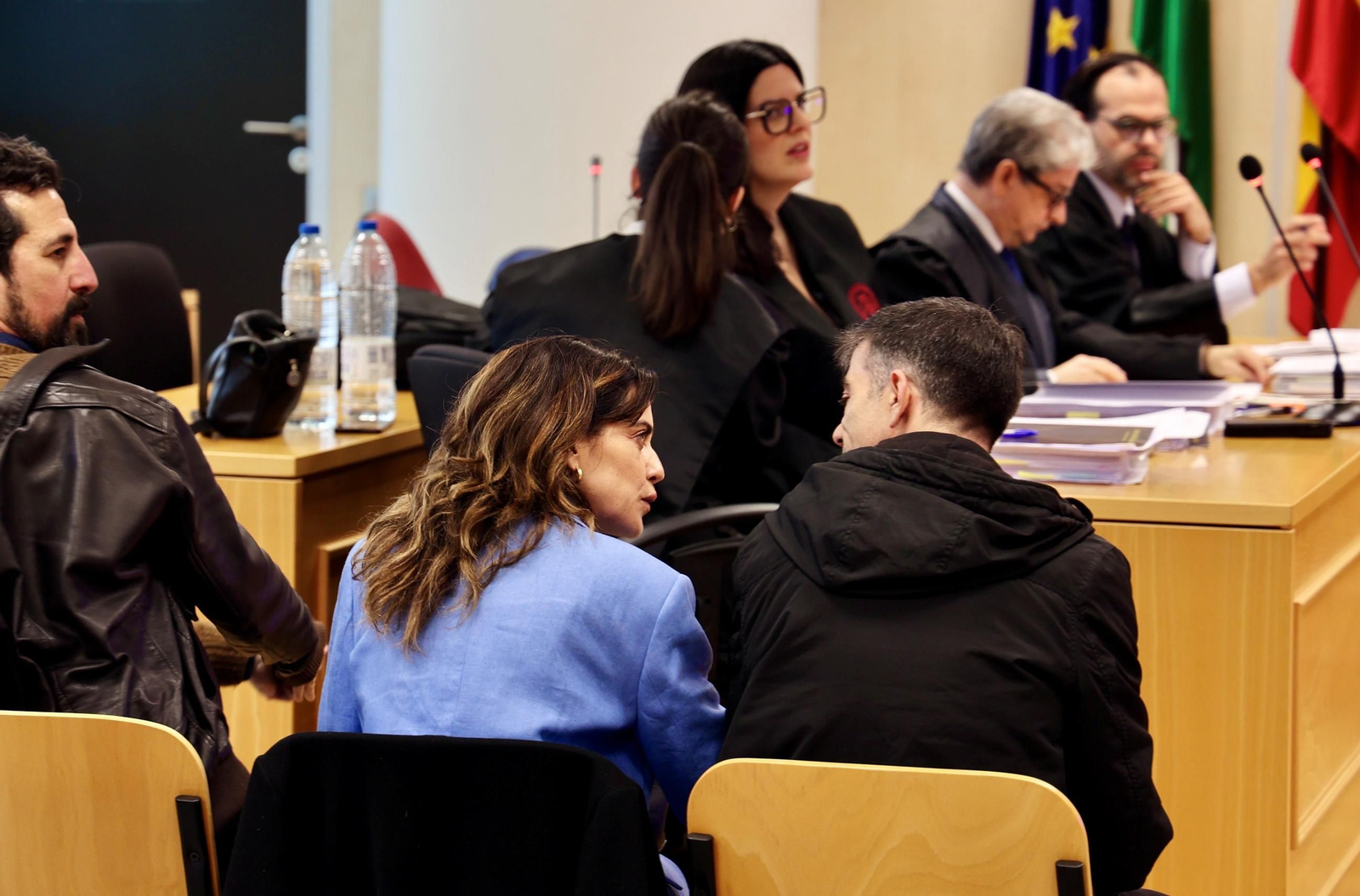 Las imágenes del juicio a María León por el incidente con la Policía Local de Sevilla.