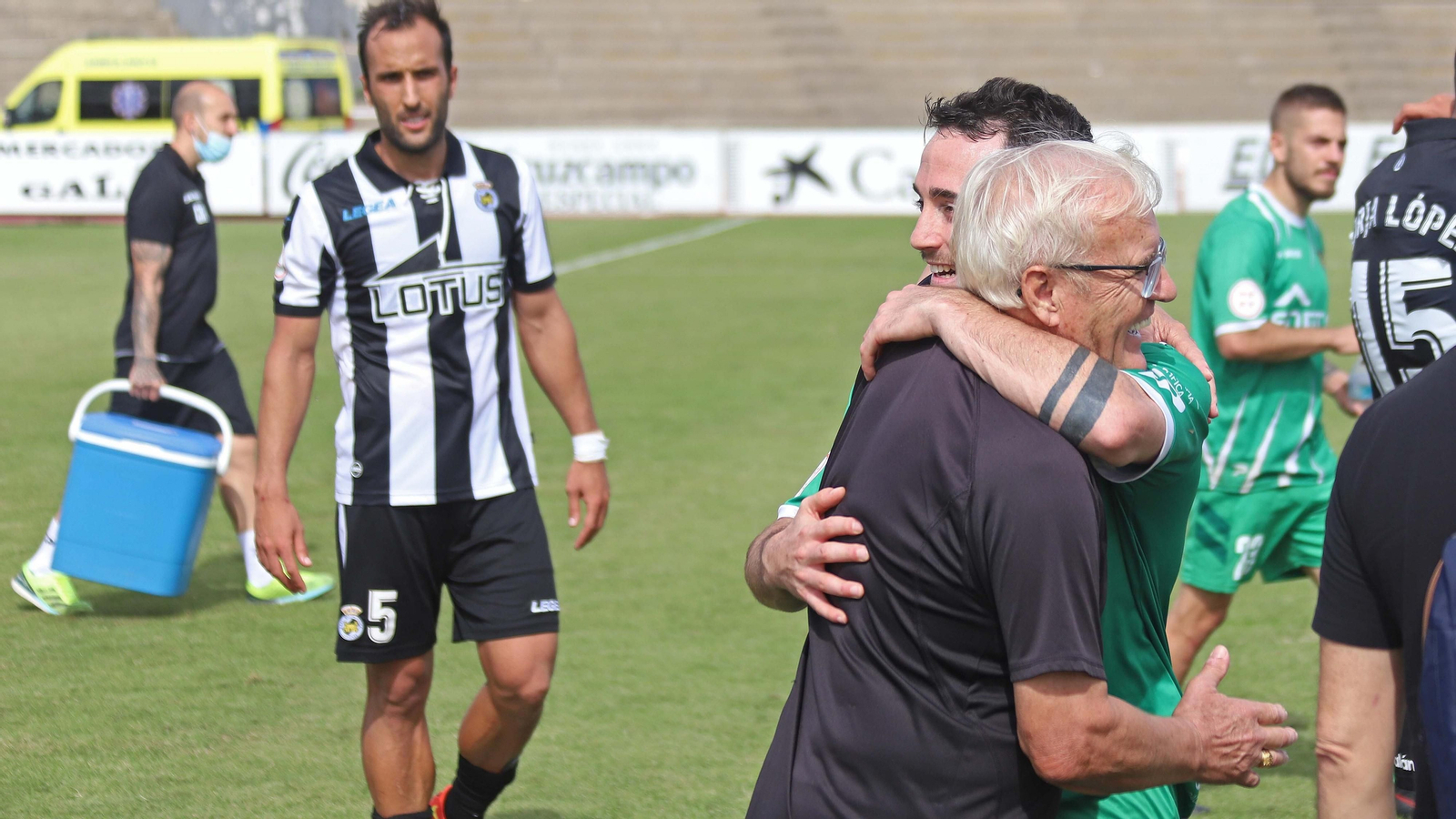 Rulo se funde en un cariñoso abrazo con el masajista albinegro, José García, al término del Balona-Cornellà