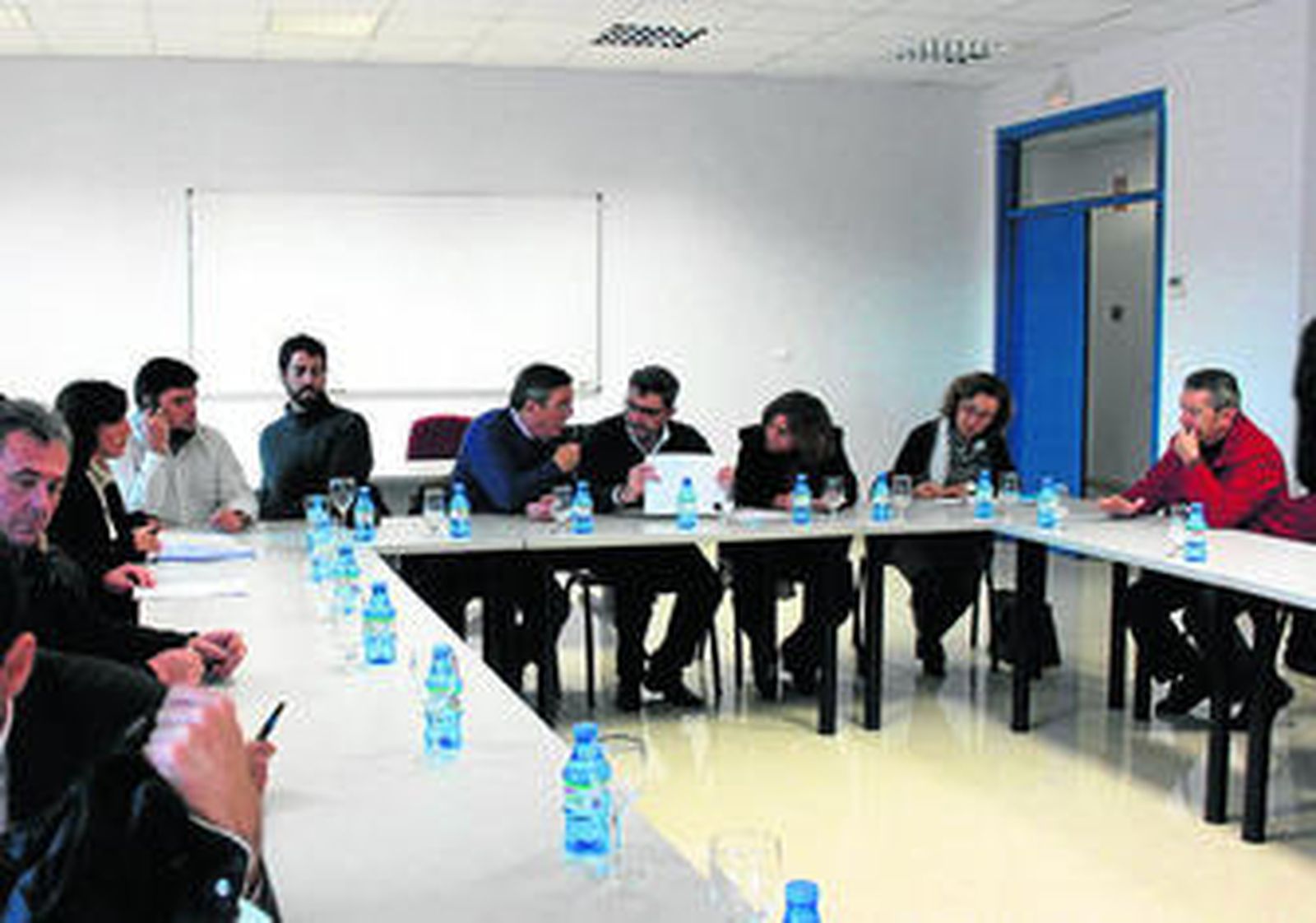 Miembros del comité de empresa de Puleva, con los portavoces políticos del Ayuntamiento de Alcalá de Guadaíra, ayer.