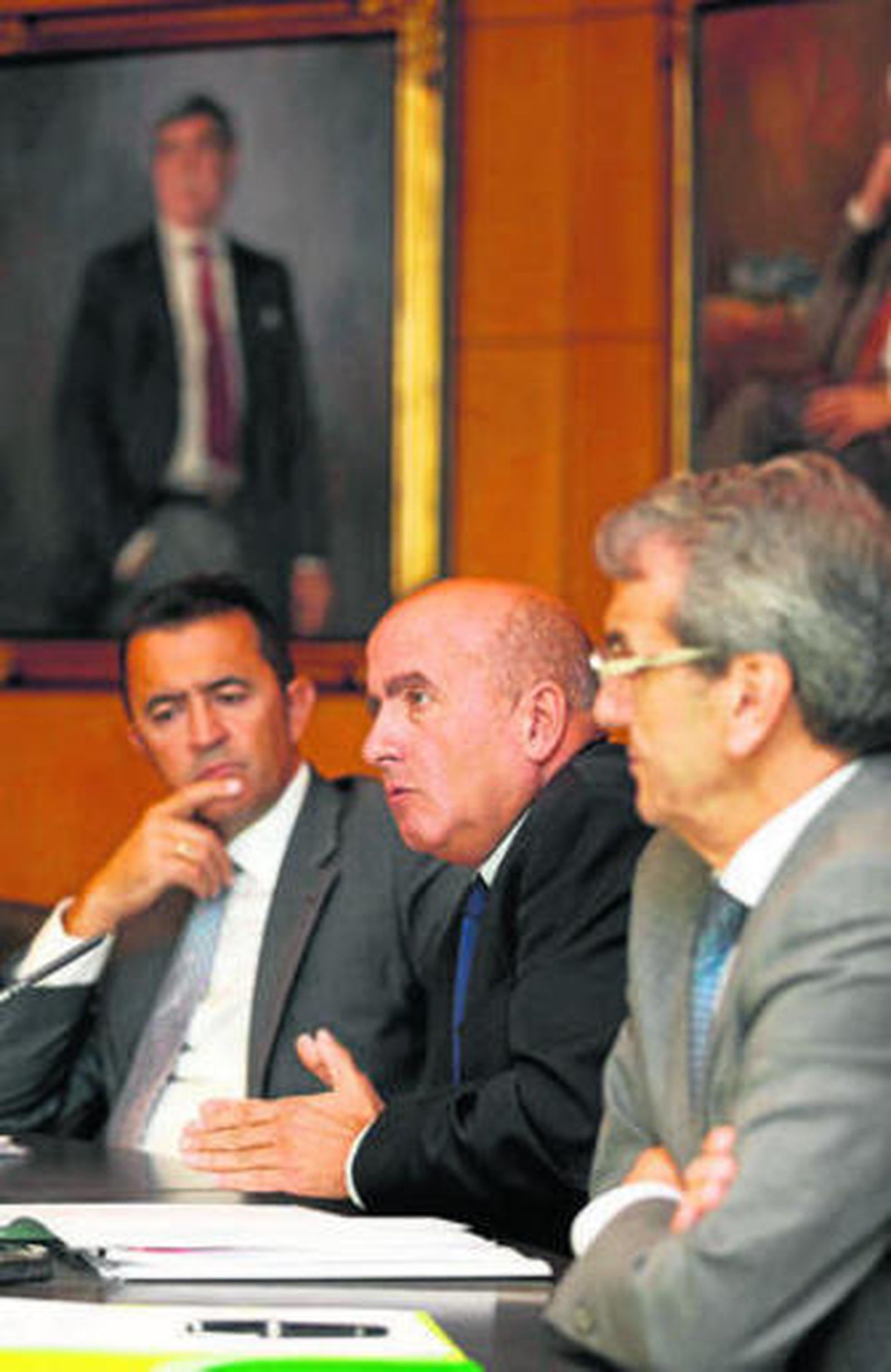 El director general de Caja Rural de Granada, Dimas Rodríguez, el catedrático Miguel González, y el presidente de la entidad, Antonio León.