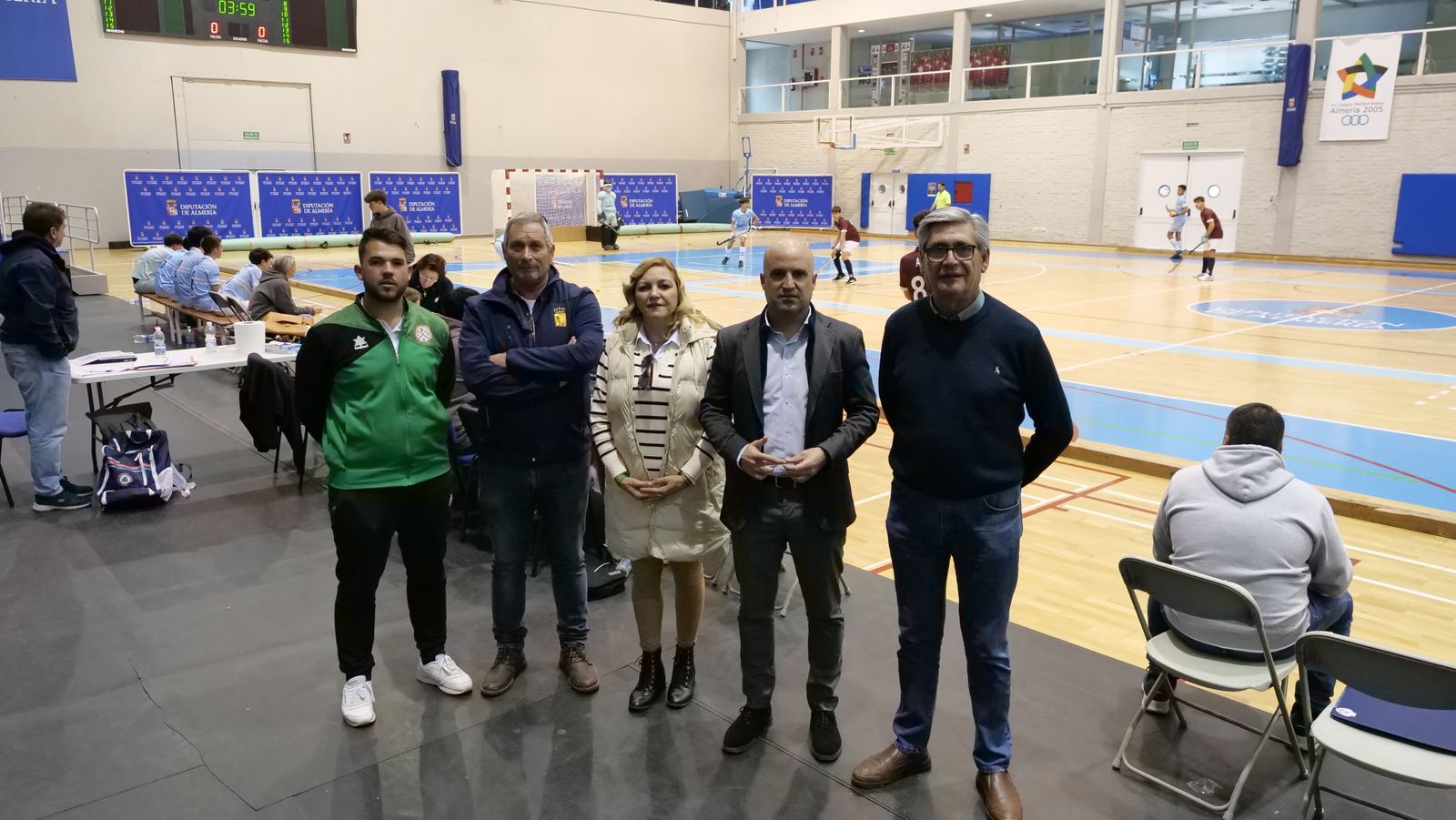 El diputado de Deportes posa junto a los organizadores de la competición durante un partido.
