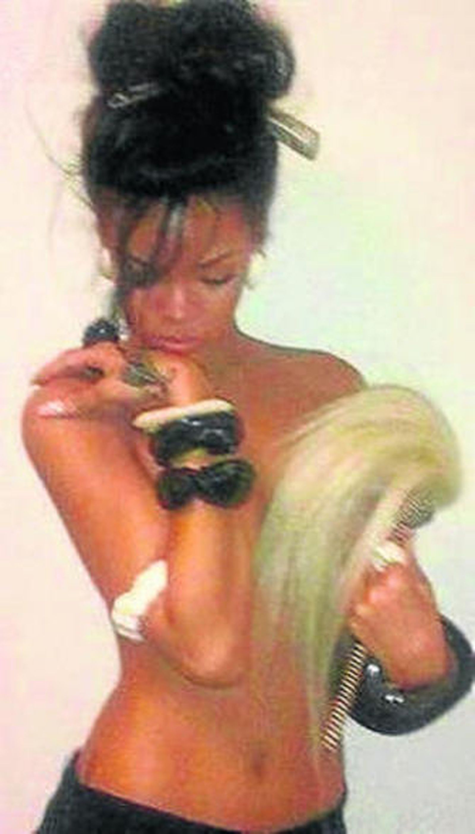 Rihanna posa en 'top less' en una red social