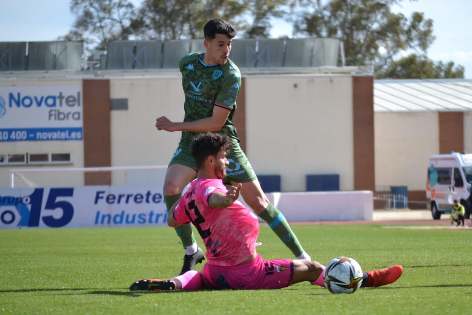 Un lance del encuentro disputado por el San Roque ante el Villanovense.