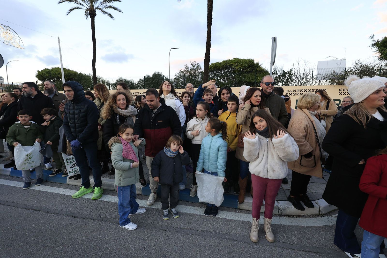 Búscate en las fotos de la cabalgata de Reyes Magos 2026 en La Línea