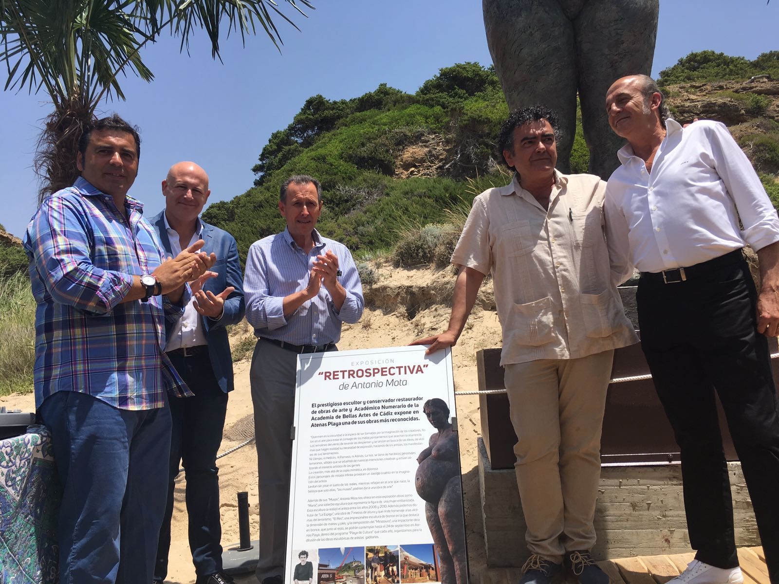 El alcalde con responsables del local y el escultor Antonio Mota.