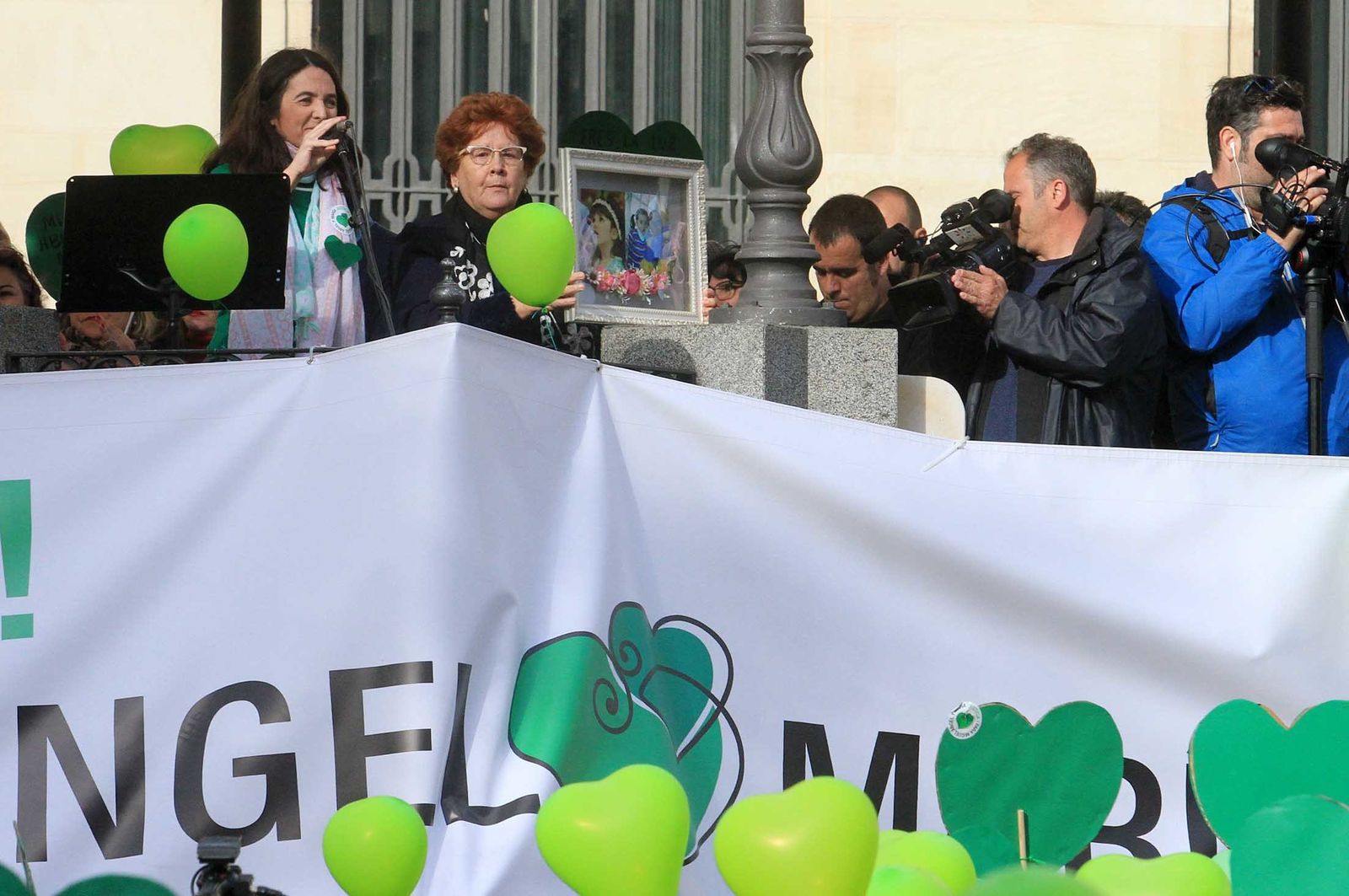 Imágenes de la concentración en la Plaza de las Monjas pidiendo justicia para las víctimas del doble crimen de Almonte