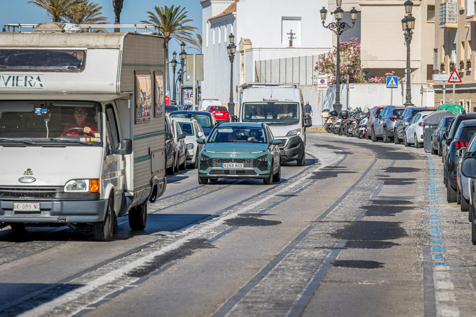 Baches mal rellenados y repellados cerca ya de la calle Sagasta.