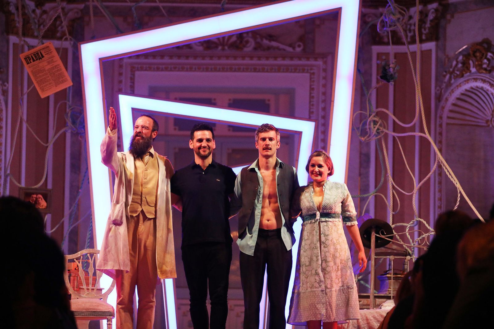 El actor, cantante y director Fran Perea (centro) junto con los actores Steven Lance (izquierda), Ángel Velasco y Esther Lara.