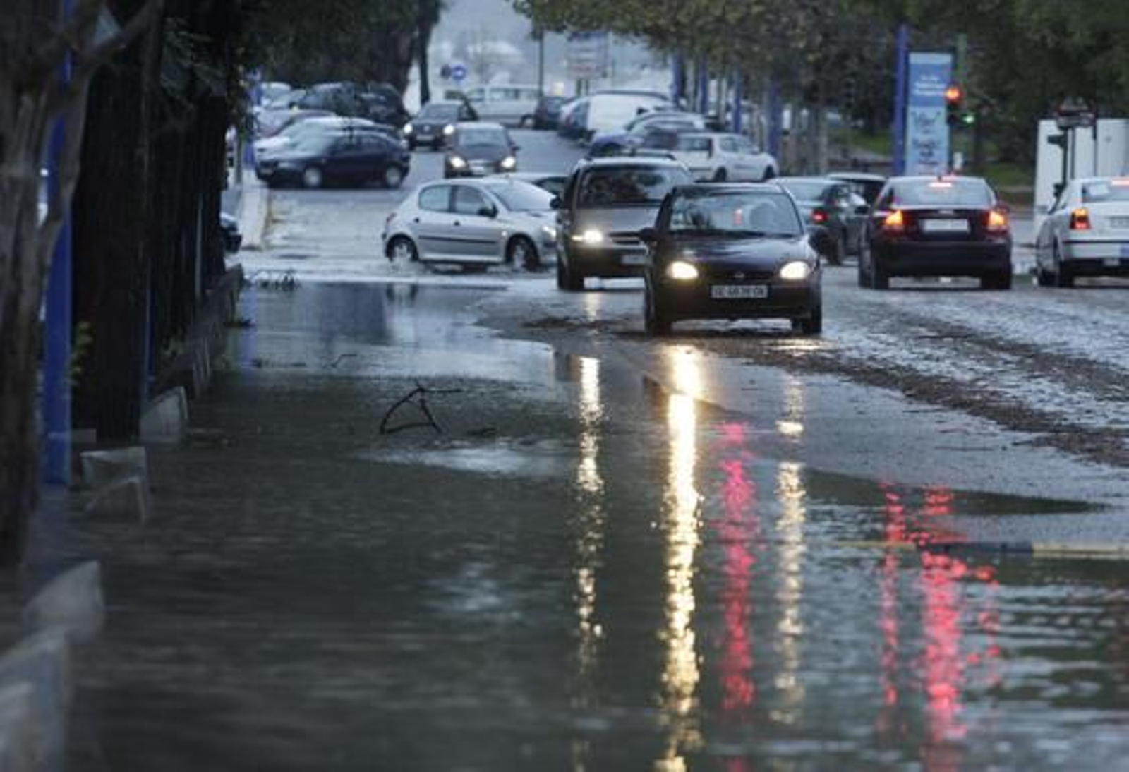 Los coches tenían problemas para cruzar con los charcos.

Foto: Victoria Hidalgo/Jaime Martínez