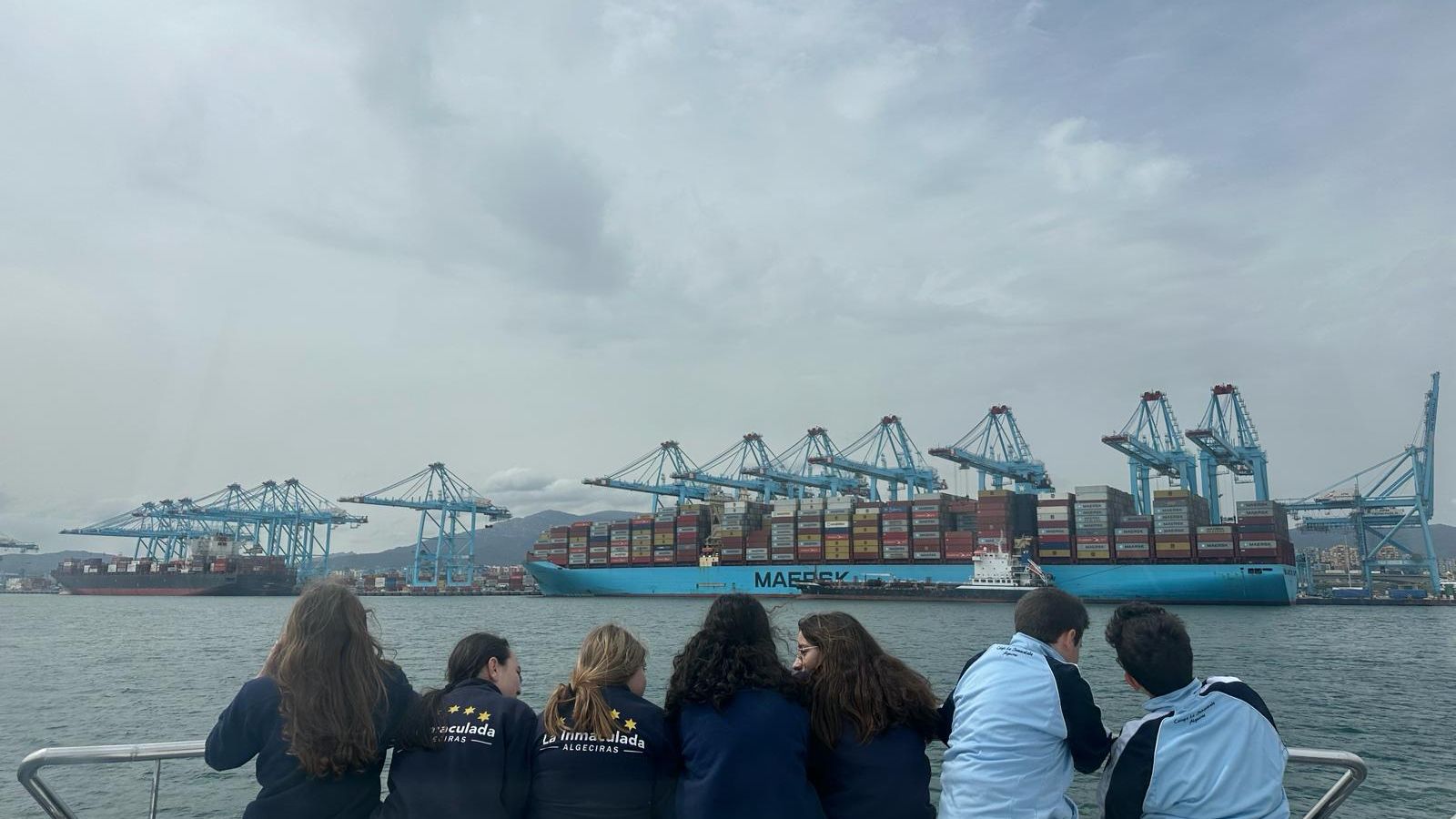 Alumnos del colegio La Inmaculada en una visita al puerto de Algeciras.