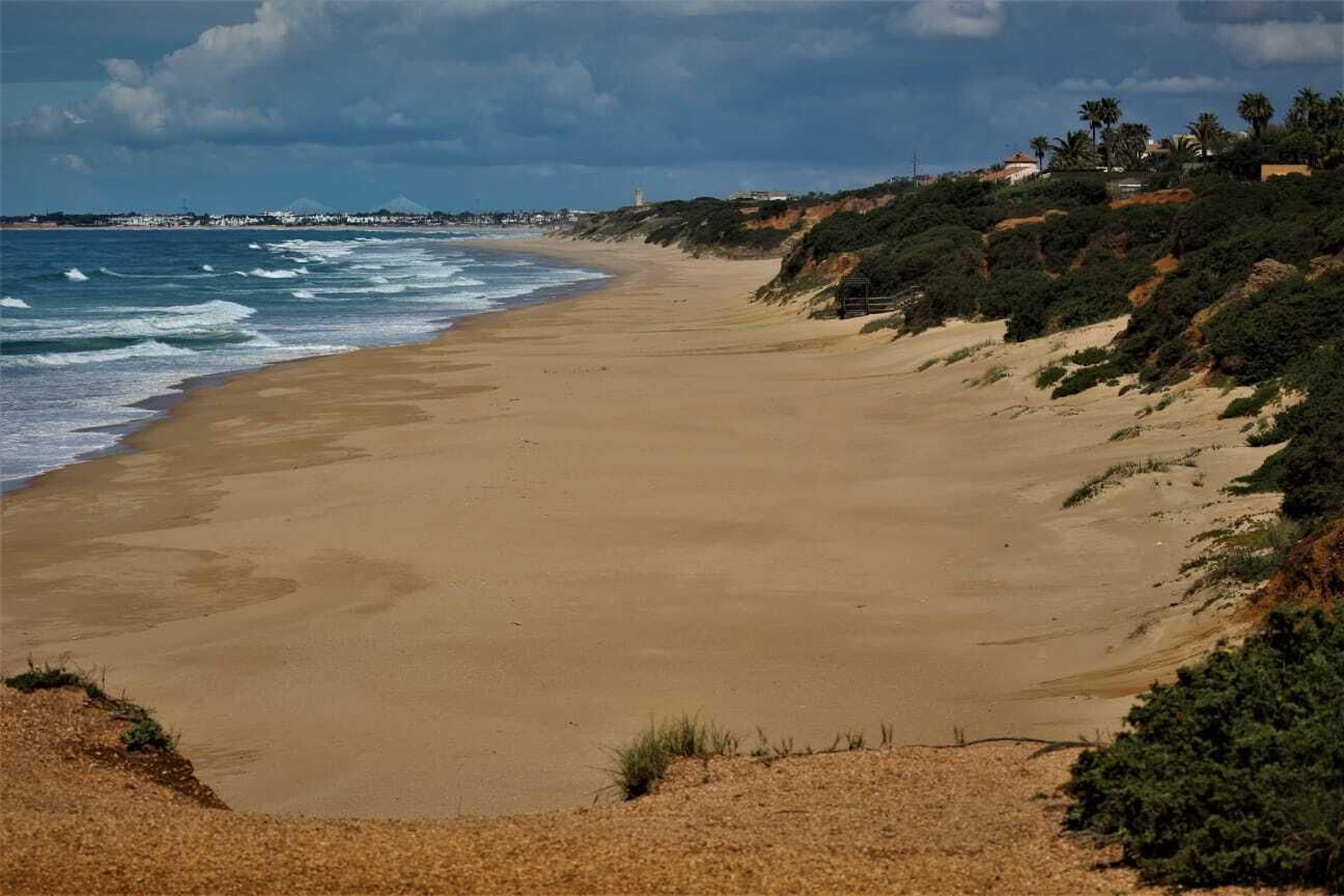 Las desérticas playas de Cádiz por el coronavirus, en imágenes
