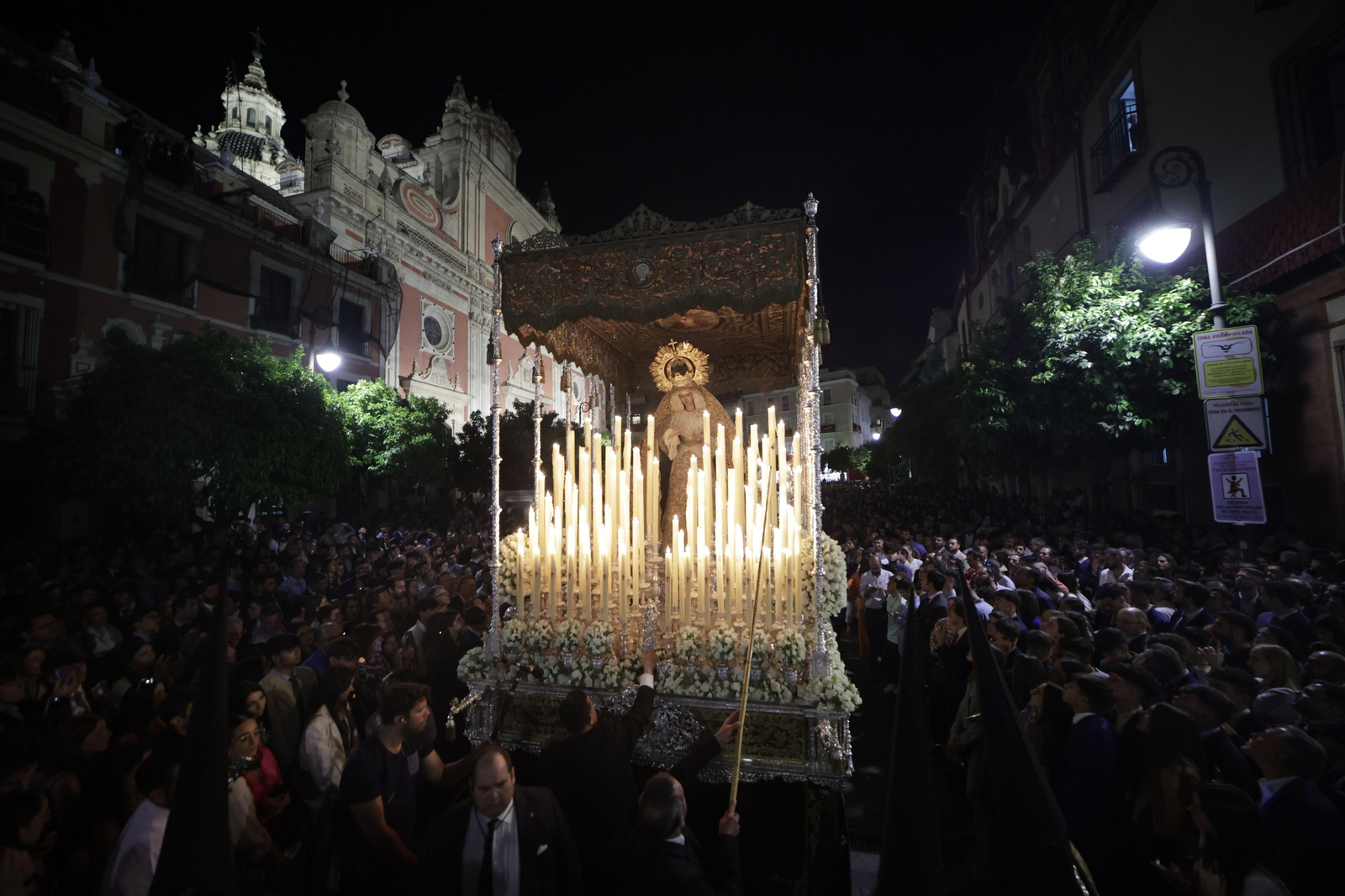 La salida de la Hermandad de el Amor en imágenes