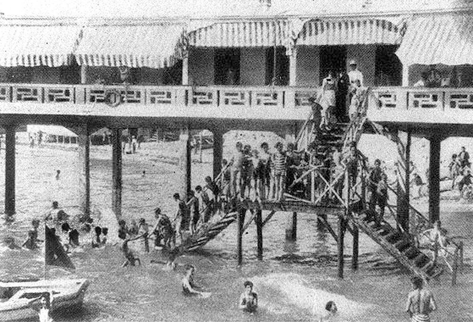 El balneario construido en los años veinte evitaba pisar la arena para bañarse.