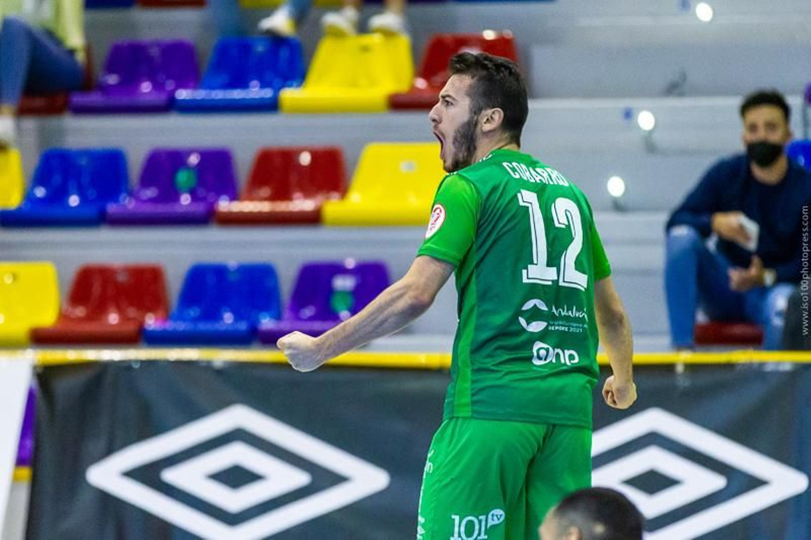 Fernando Cobarro celebra en un partido en casa. Fernando Cobarro celebra en un partido en casa.