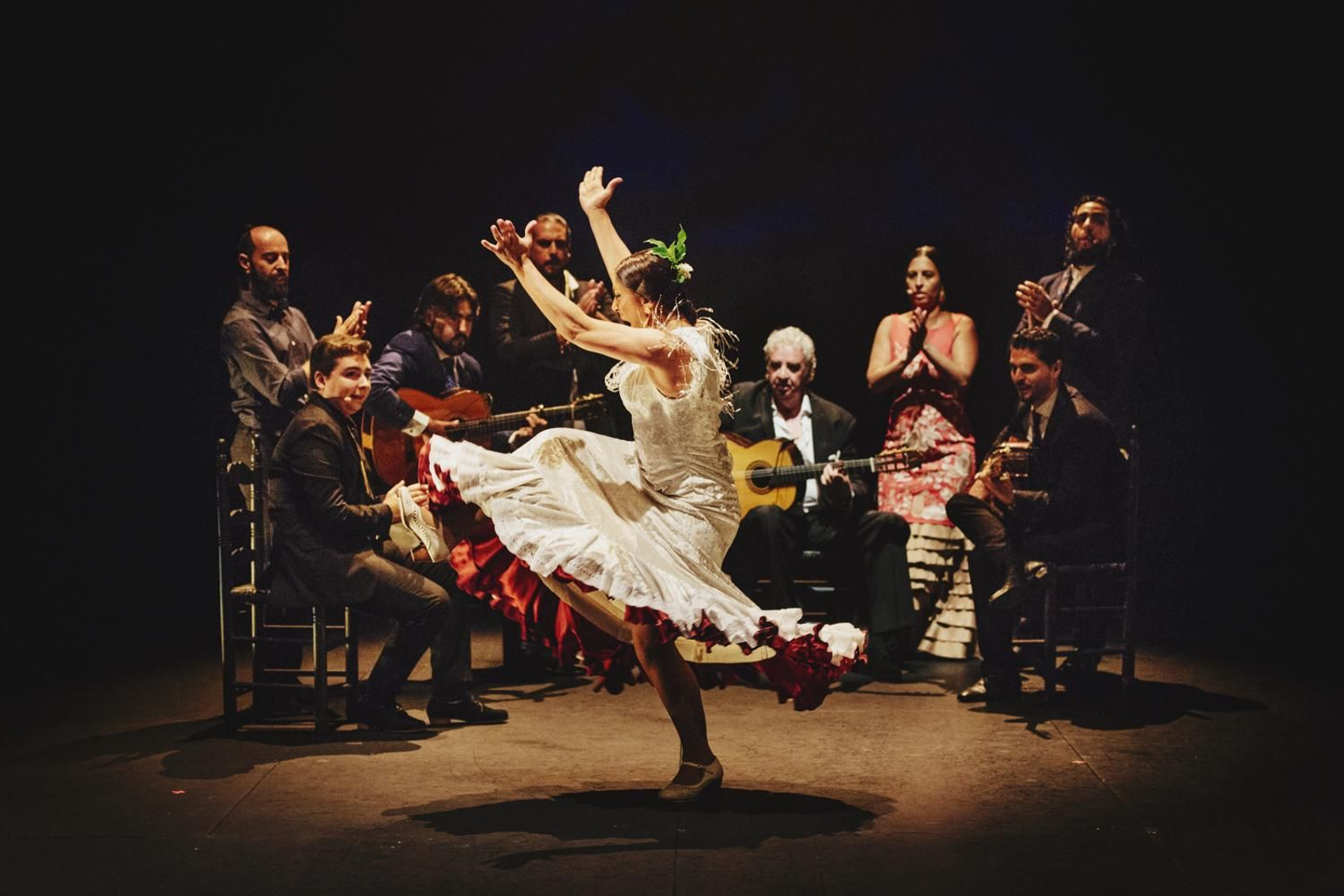 La Moneta, en medio de sus músicos, durante su actuación en el Teatro Central.