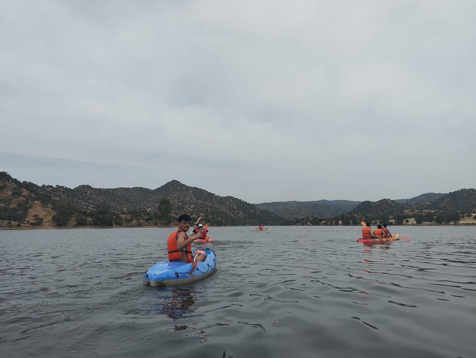 Jóvenes disfrutando de actividades acuáticas en El Encinarejo, Andújar.