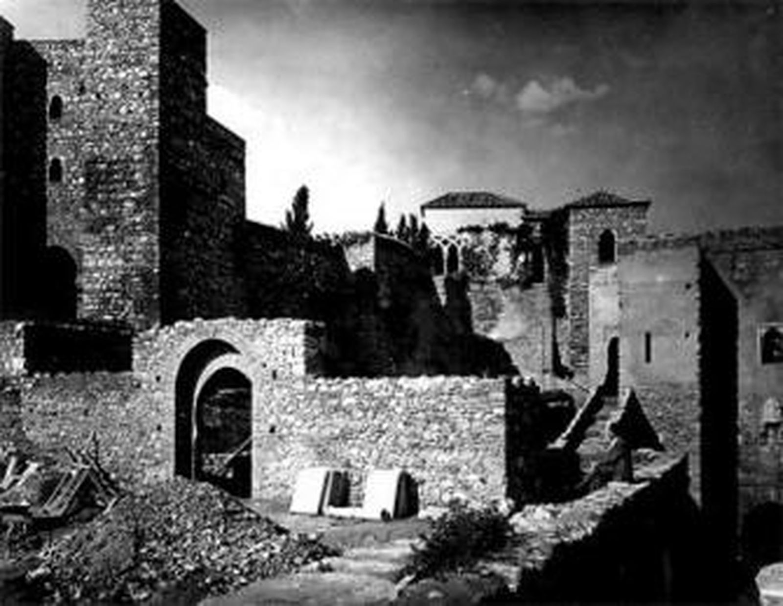 Obras de recuperación de la Alcazaba, en los años 40.