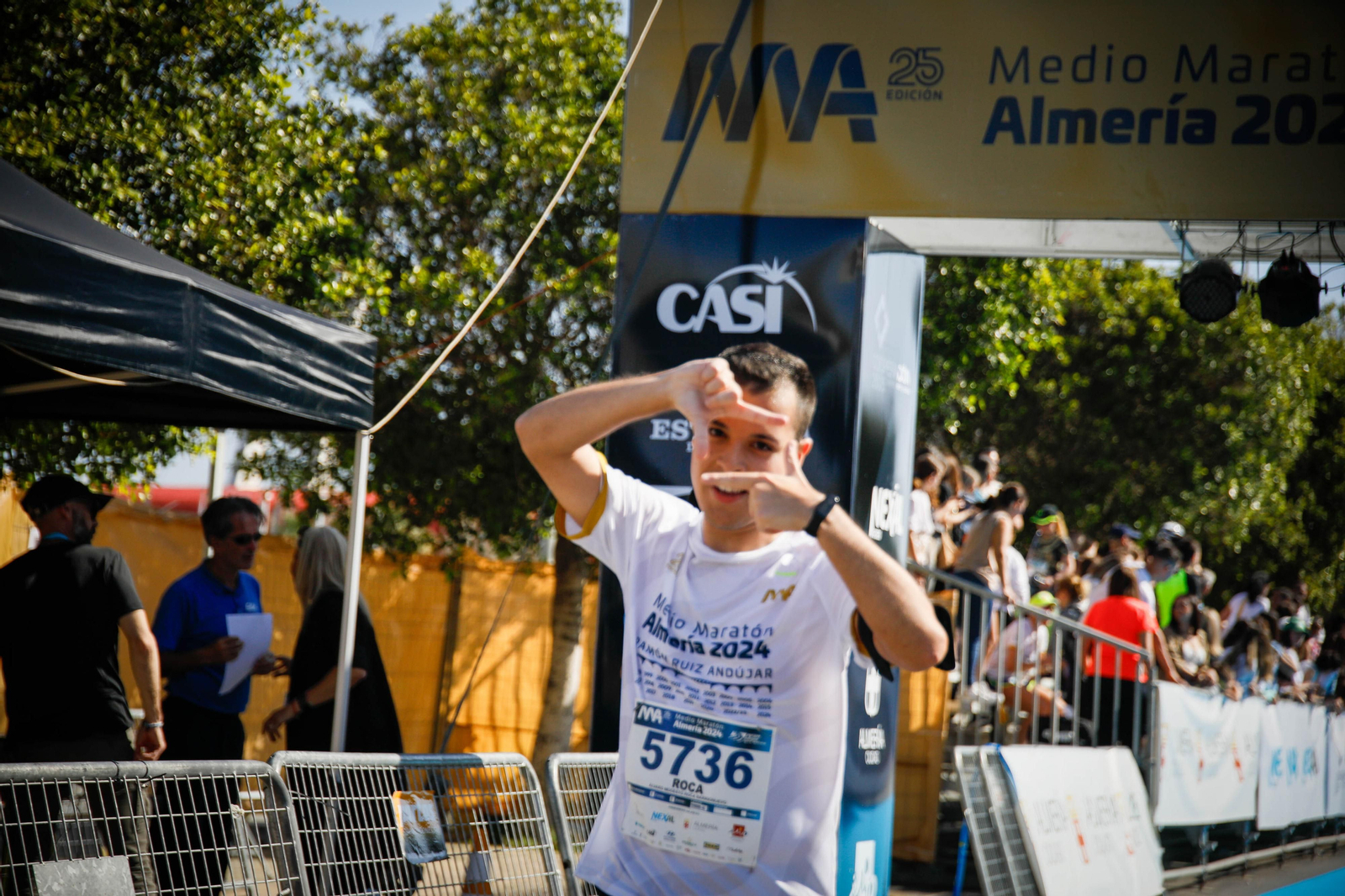 Imágenes de la llegada de la Media maratón Ciudad de Almería
