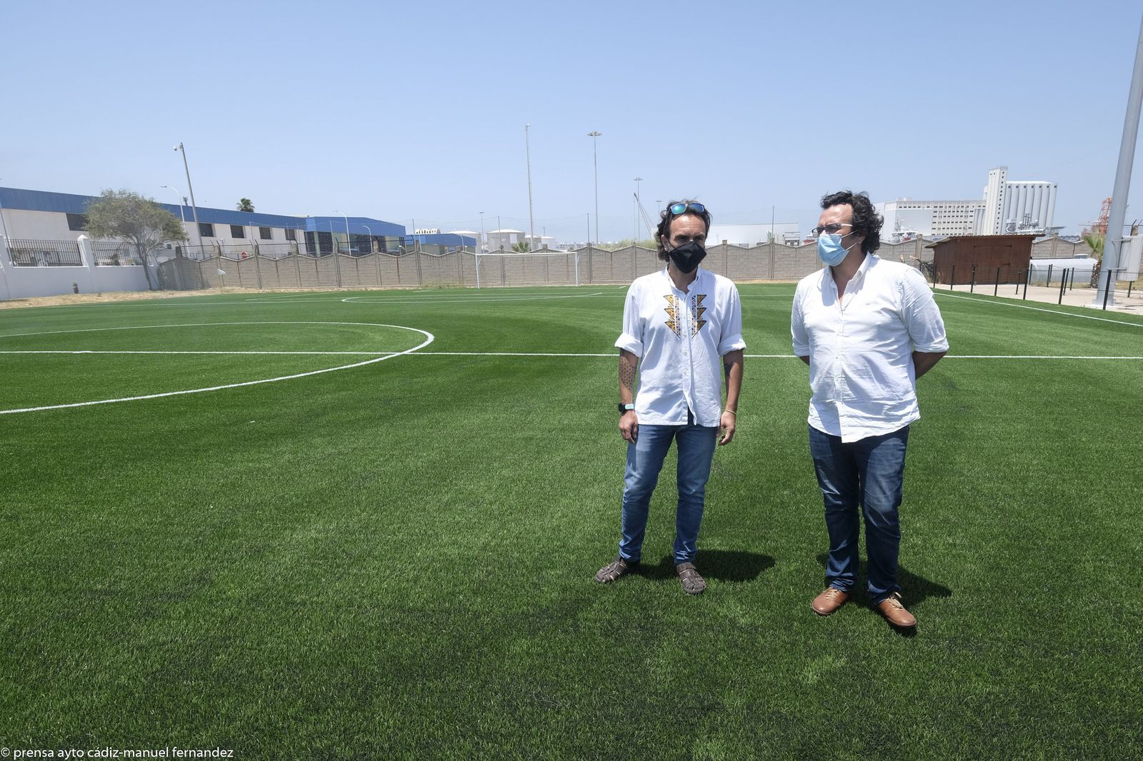El alcade, José María González, y el concejal de Deportes, José Ramón Páez, visitan las instalaciones de Elcano.