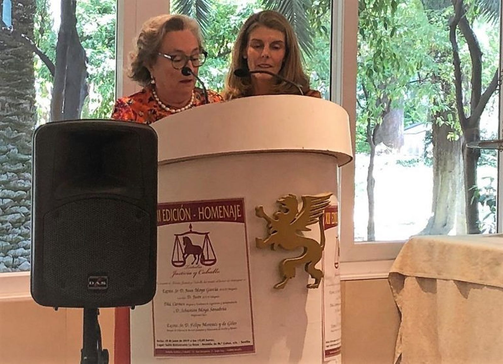 Carmen Moya (izquierda), durante el homenaje a su familia en 2019