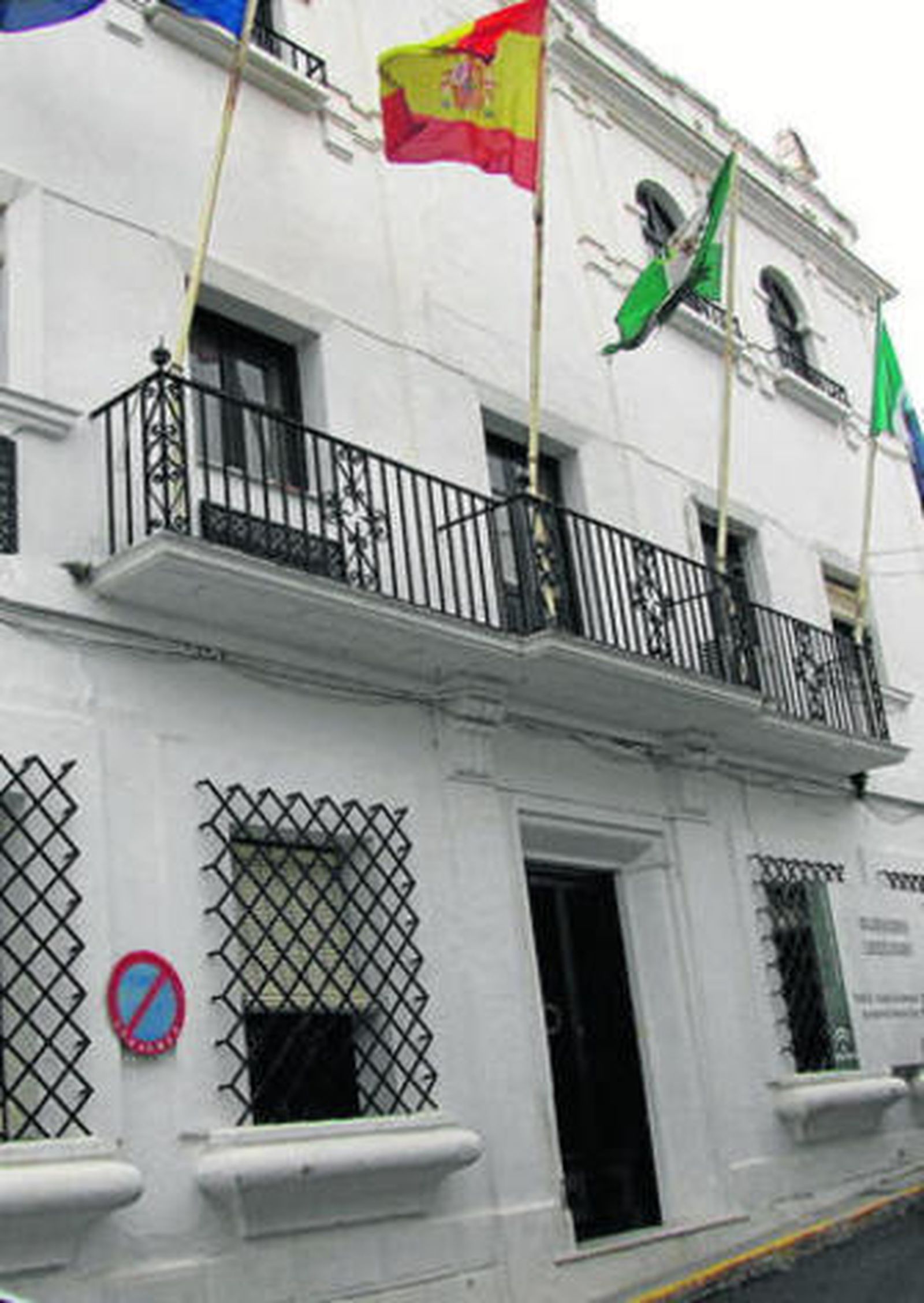 Fachada del Ayuntamiento de Jimena, en una imagen de archivo.