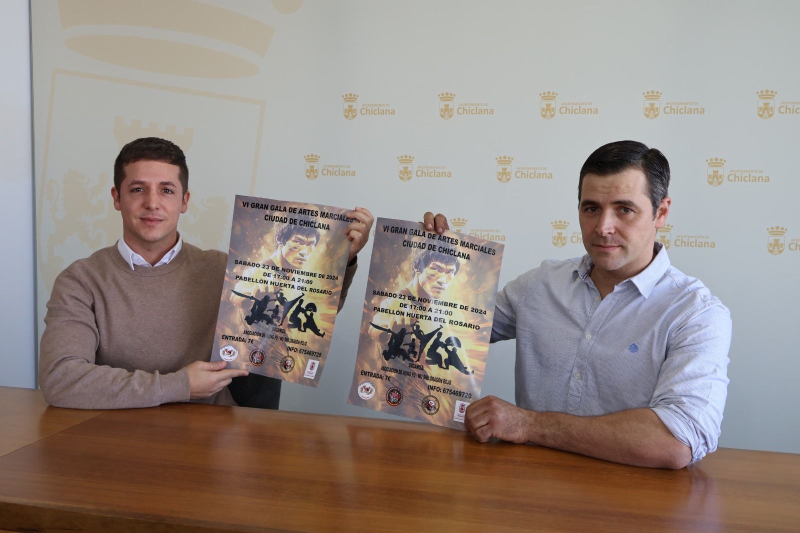 Los participantes en la rueda de prensa muestran el cartel del evento.
