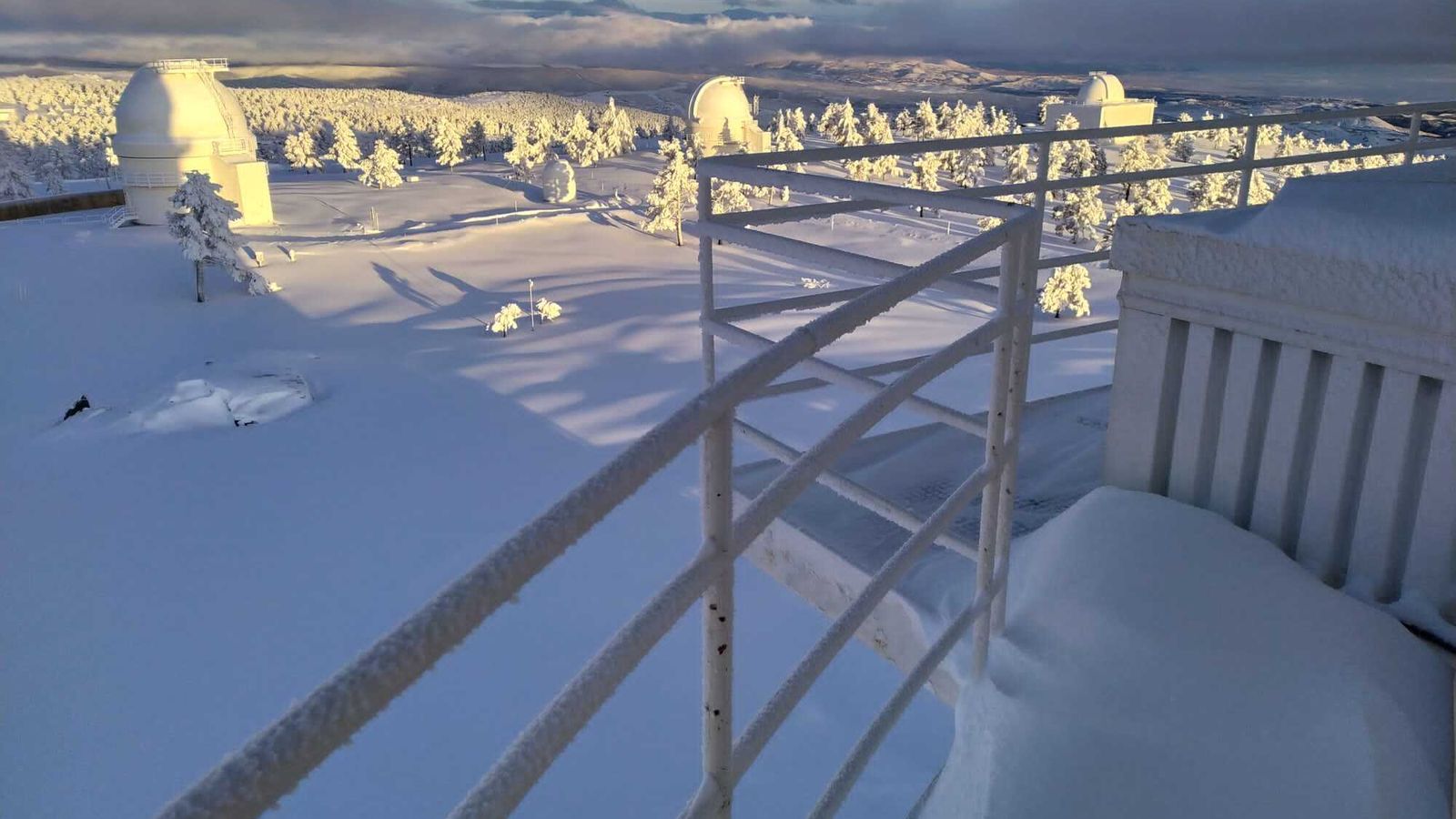 Una imagen que parece sacada de un cuento pero es real, de esta mañana en Calar Alto