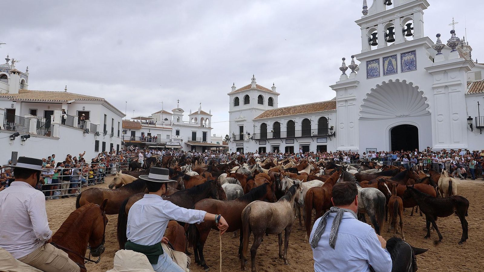 Las yeguas frente al Santuario de la Virgen del Rocío en la pasada edición. Las yeguas frente al Santuario de la Virgen del Rocío en la pasada edición.