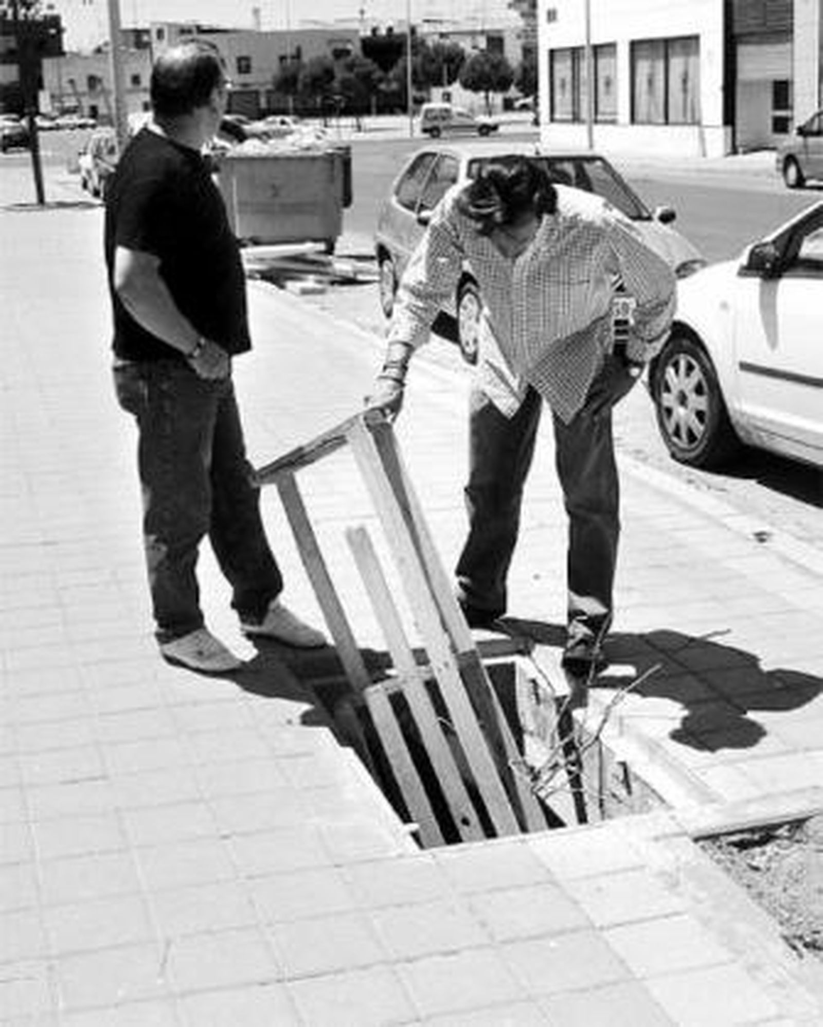 José Manuel Luque comprueba la suciedad acumulada en una arqueta.