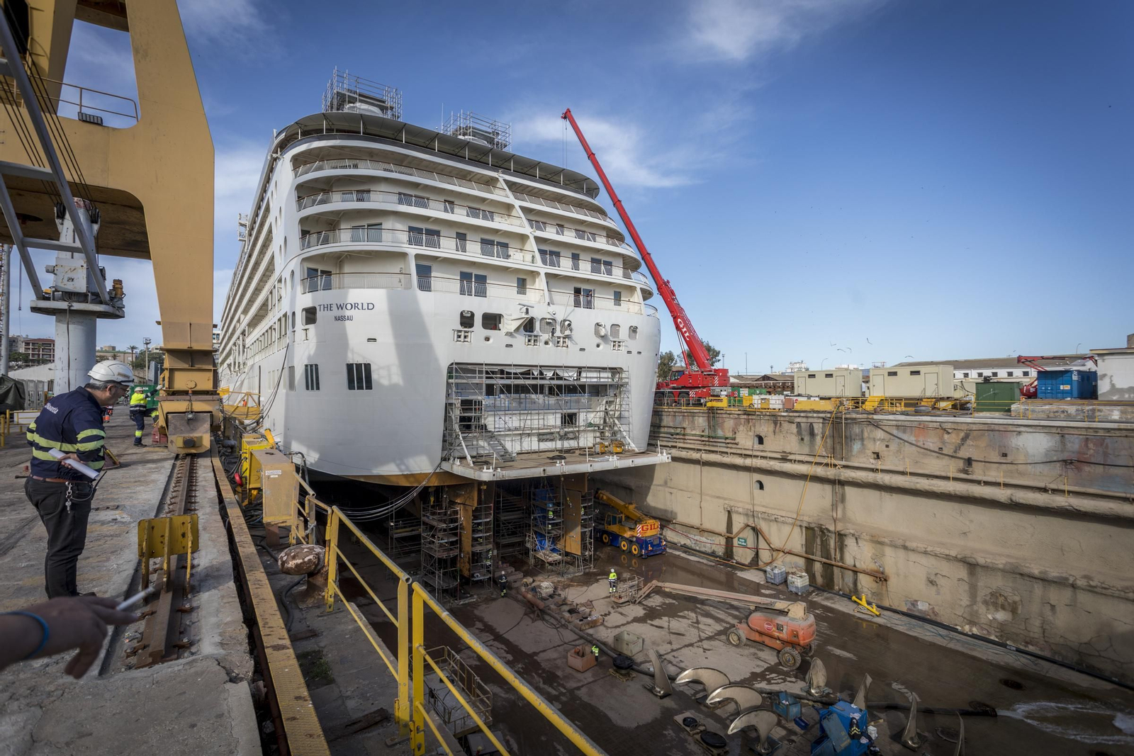 El crucero 'The World' es reparado en un dique seco de Navantia Cádiz