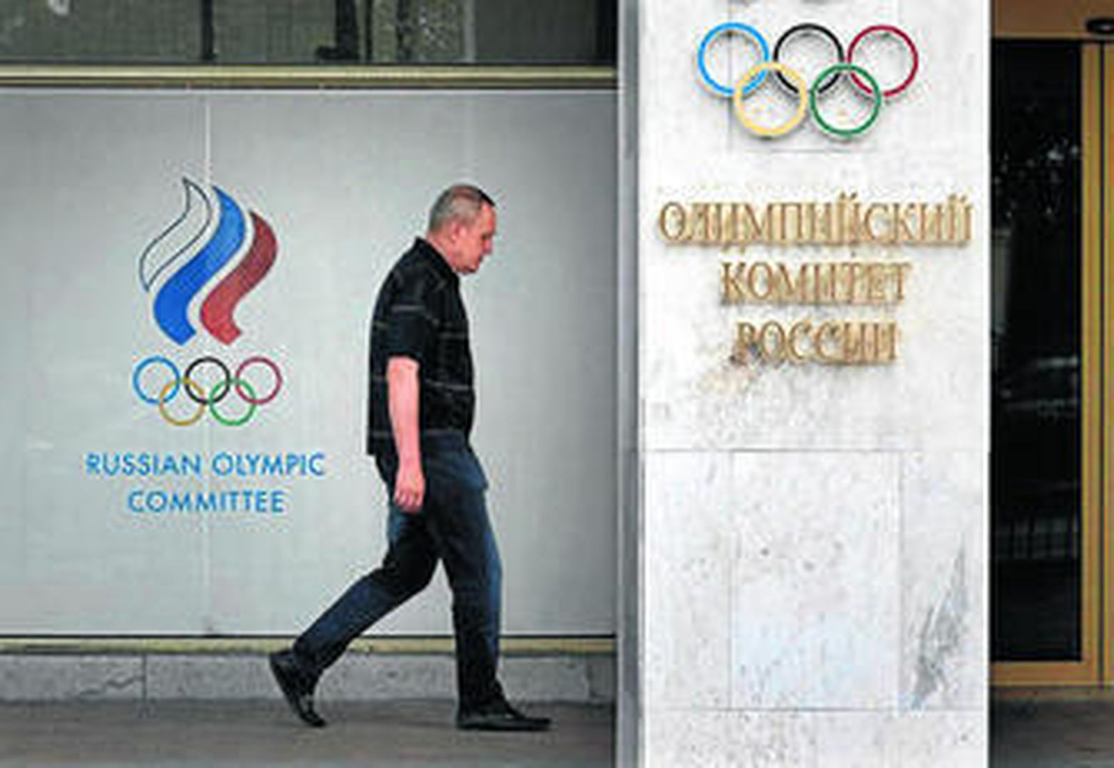 Un hombre camina junto a la sede del Comité Olímpico de Rusia (COR) en Moscú.