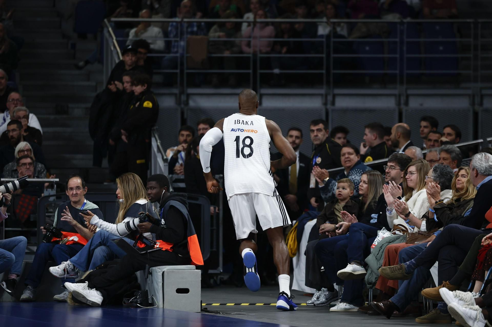 La tangana entre Osetkowski e Ibaka, con el madridista agarrando del cuello al californiano