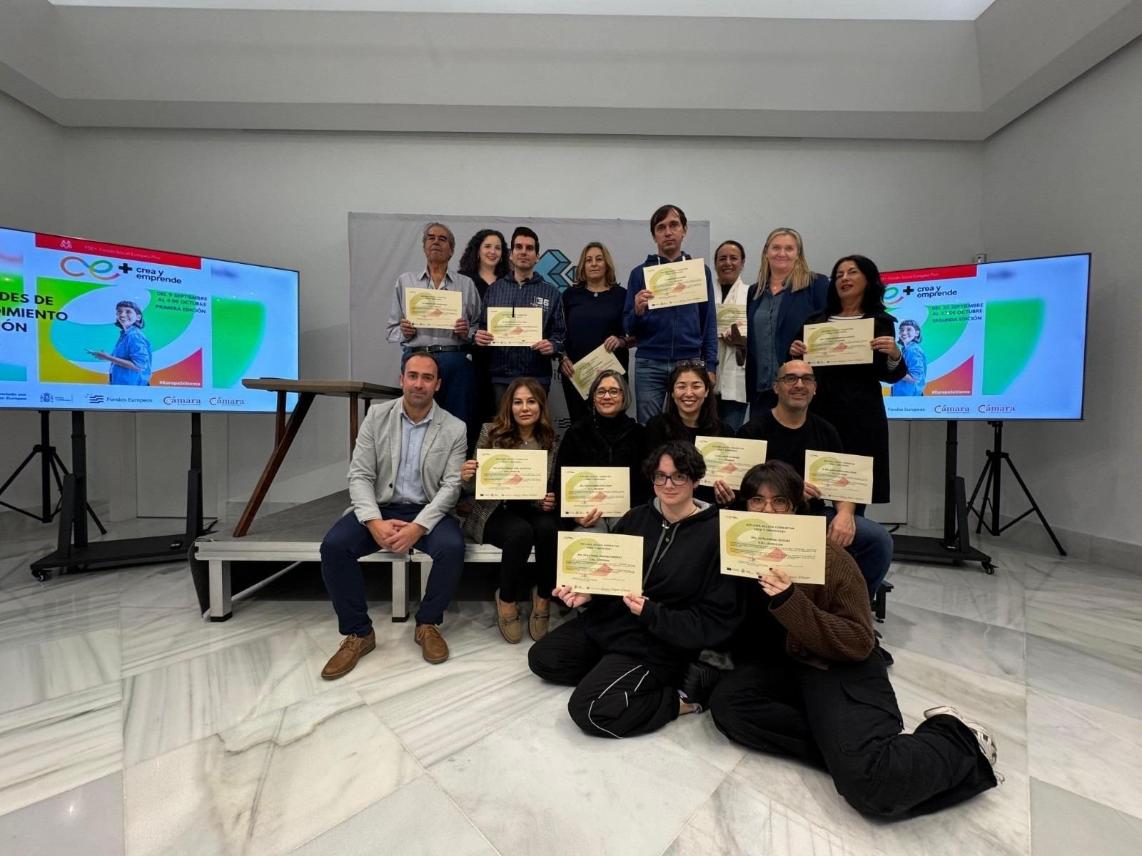 Varios alumnos con sus diplomas del programa gratuito 'Crea y Emprende' de la Cámara de Comercio de Jerez.