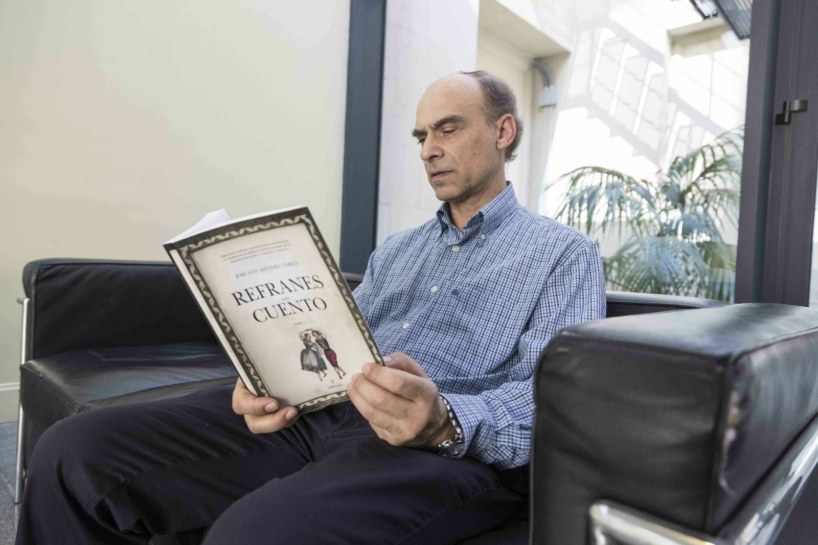 José Luis Agúndez, con el primero de sus cuatro volúmenes de Refranes con cuento.