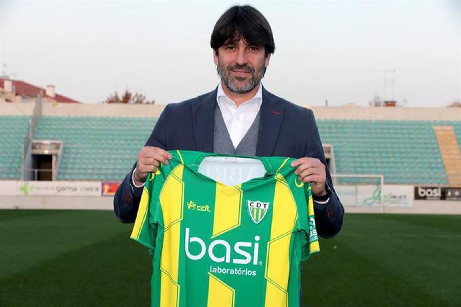Belenguer posa con la camiseta del Tondela portugués.
