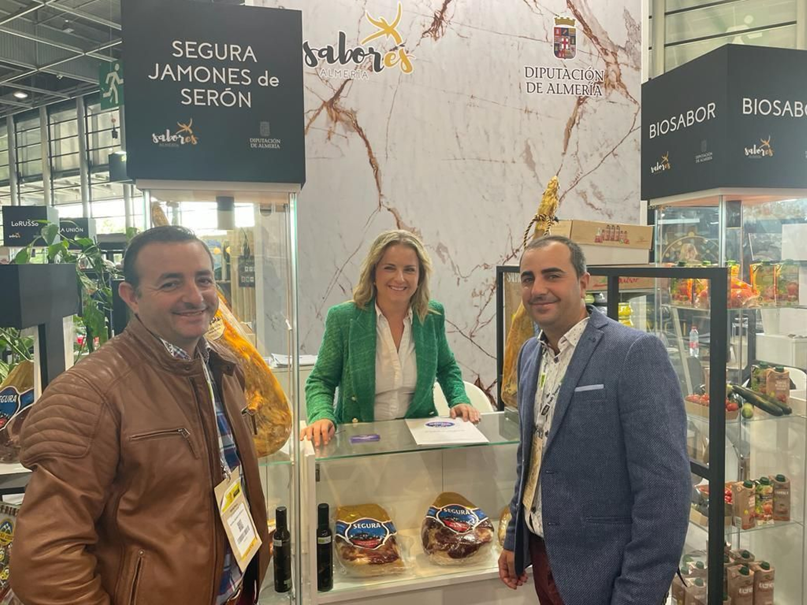 María Luisa Cruz, en los stand de Biosabor y Segura Jamones de Serón.